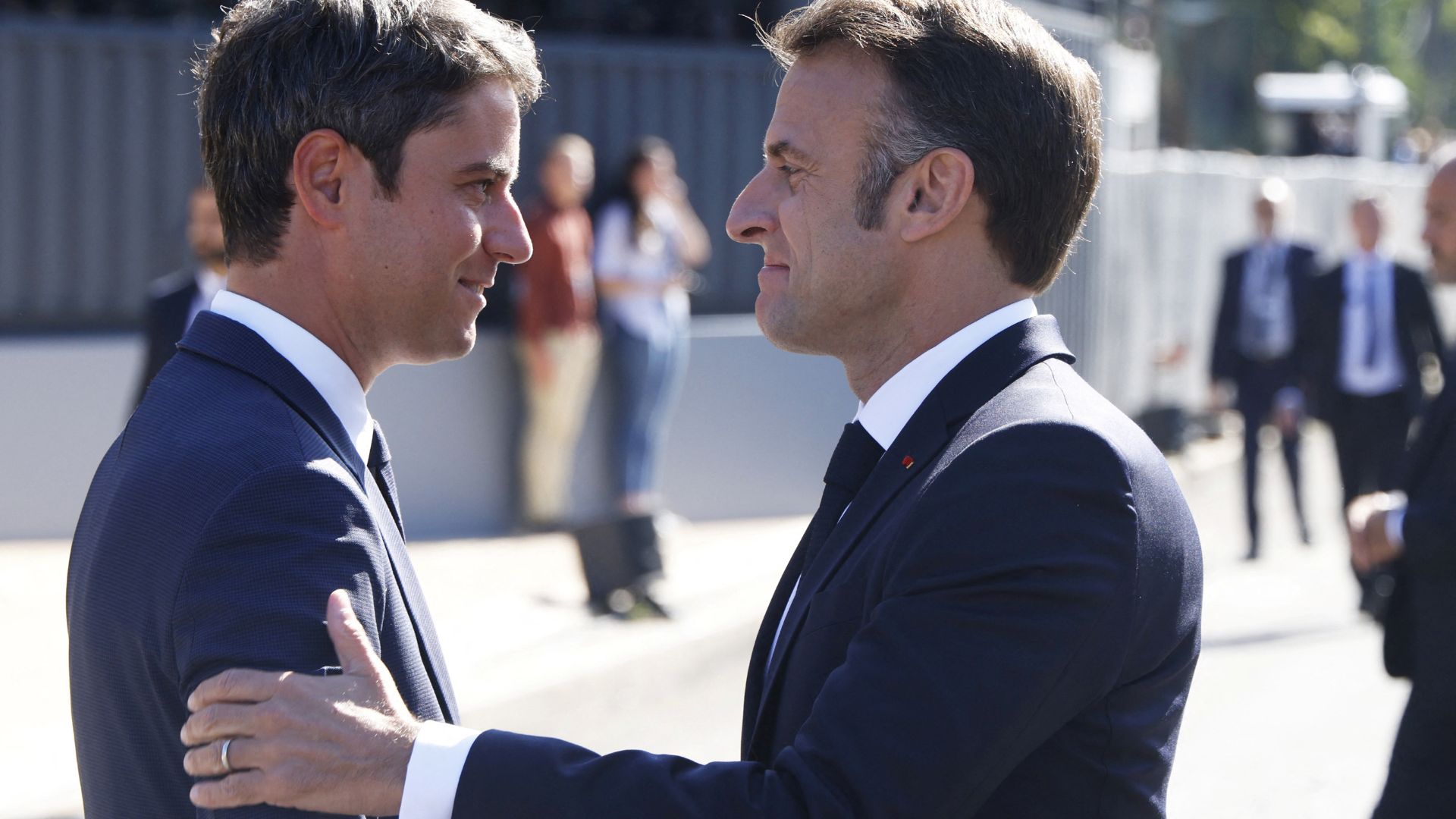 France's President Emmanuel Macron (r) has accepted, but delayed, the resignation of Prime Minister Gabriel Attal (l). /Ludovic Marin/Pool via Reuters