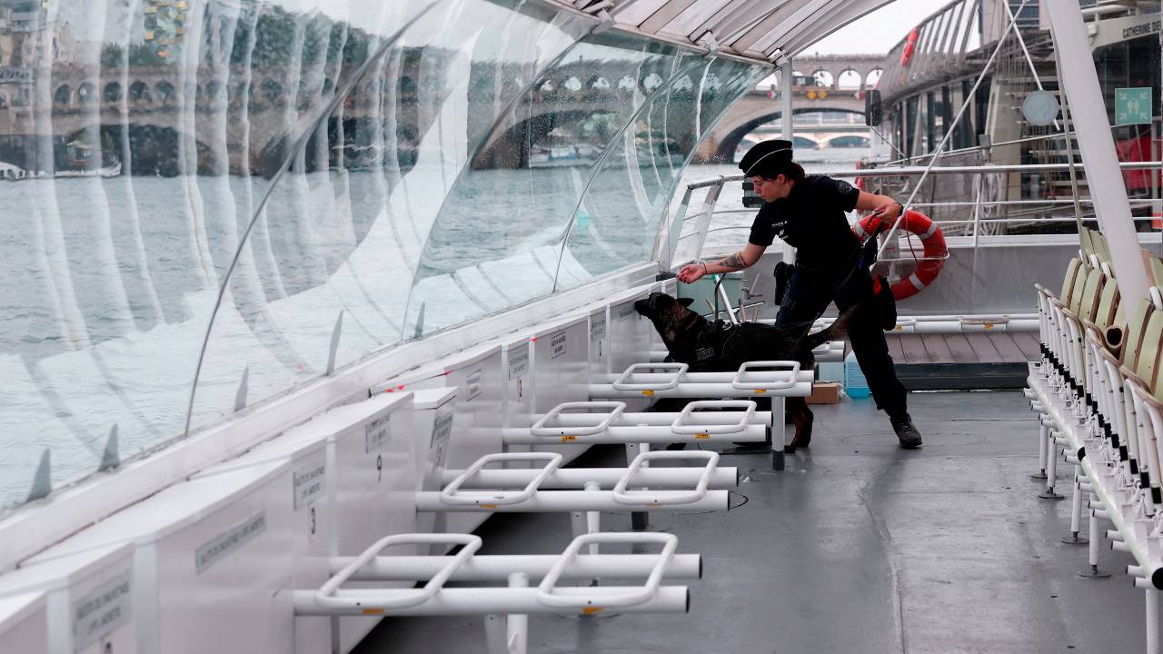 A police officer and a sniffer dog inspect a boat on the river Seine that will take part in the opening ceremony. /Gonzalo Fuentes/Reuters