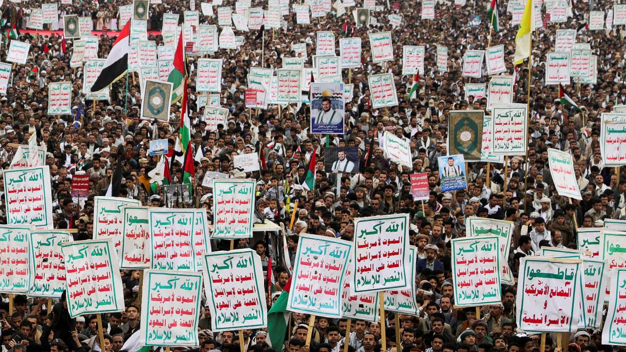 Houthi protesters rally to show solidarity with Palestinians in the Gaza Strip in Sanaa, Yemen. /Khaled Abdullah/Reuters