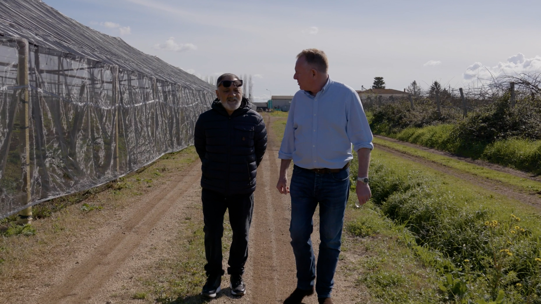 Kiwi fruit farm owner Vincenzo Saccone talks to host Jamie Owen. /CGTN