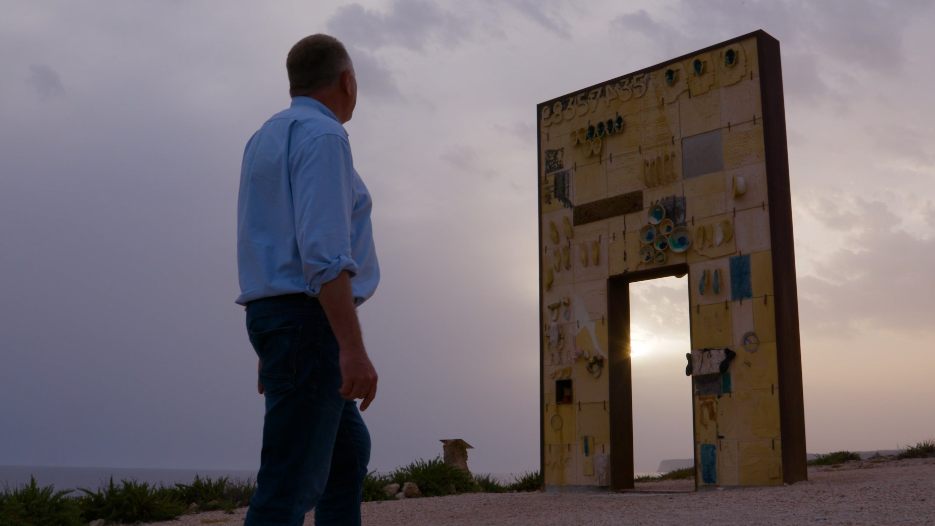 Jamie Owen at the 'Gate of Europe', a monument to migrants on the island of Lampedusa. /CGTN