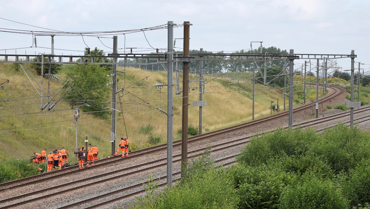 French rail employees inspect the scene of a suspected attack on the high speed railway network at Croiselles, northern France. /Denis Charlet/AFP