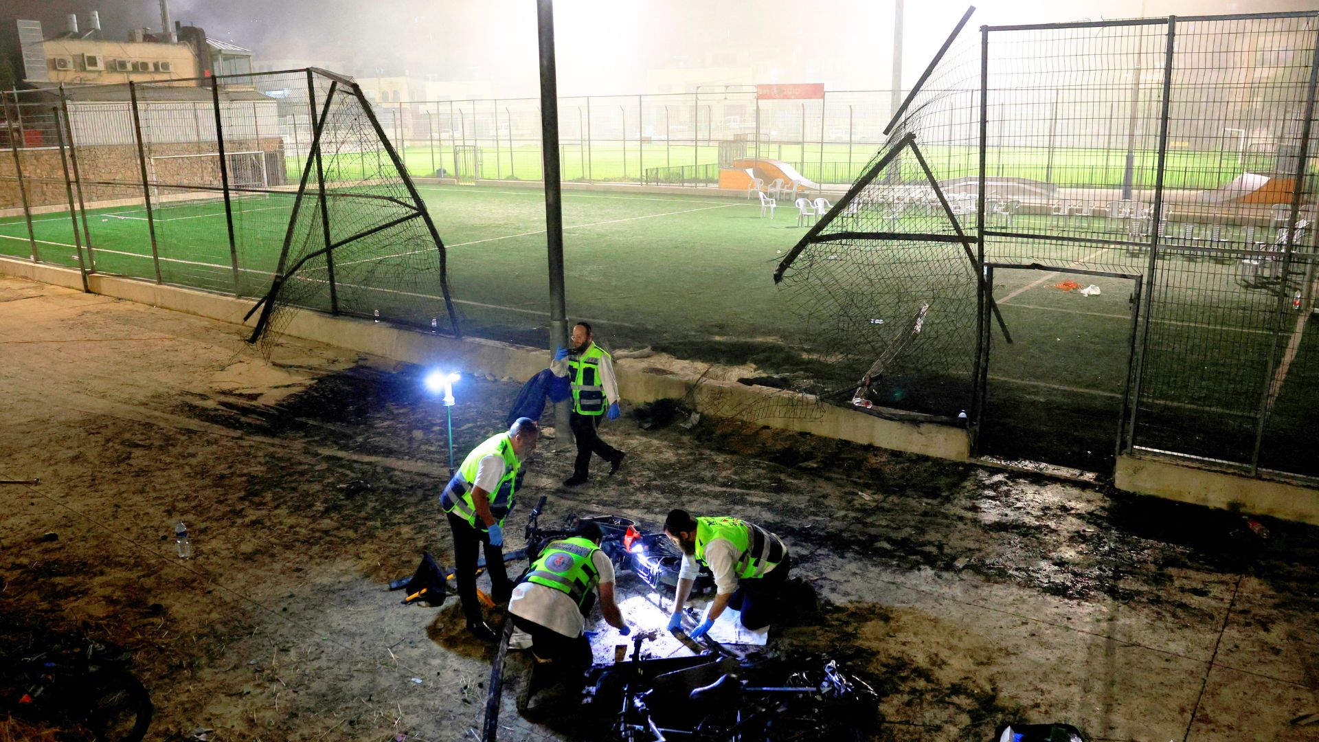 Petugas darurat memeriksa area tempat sekelompok anak-anak tewas akibat serangan roket di Dataran Tinggi Golan pada hari Sabtu. /Ammar Award/Reuters