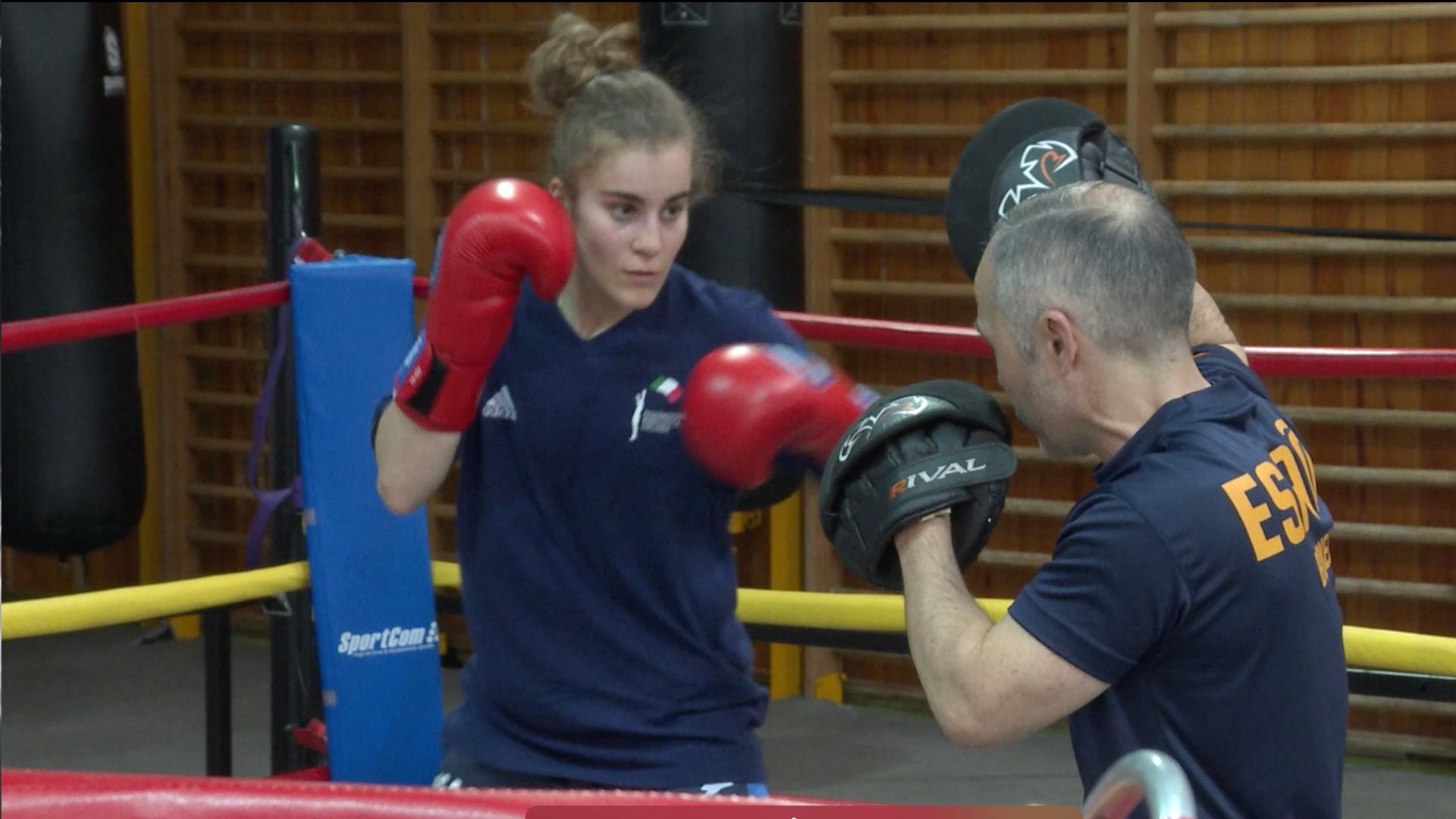 Laura Fuertes spars with her trainer Rafa Lozano who won two Olympic boxing medals. /CGTN