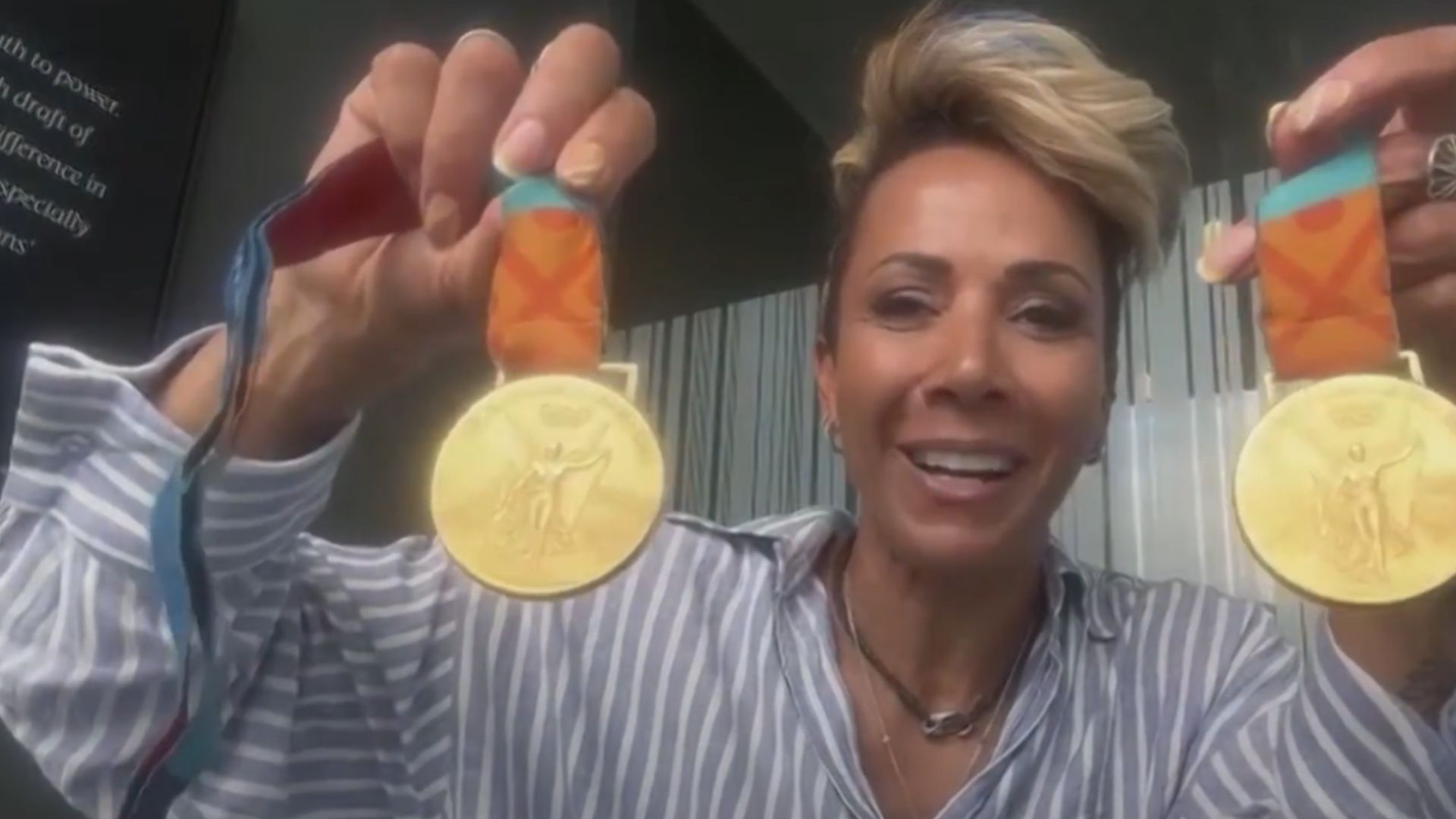 Holmes shows off her two Olympic gold medals. /CGTN