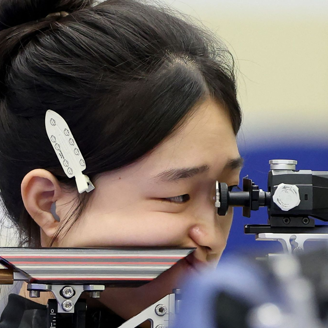 Chinese shotter Huang Yuting in the 10m air rifle mixed team event. /CFP Photo