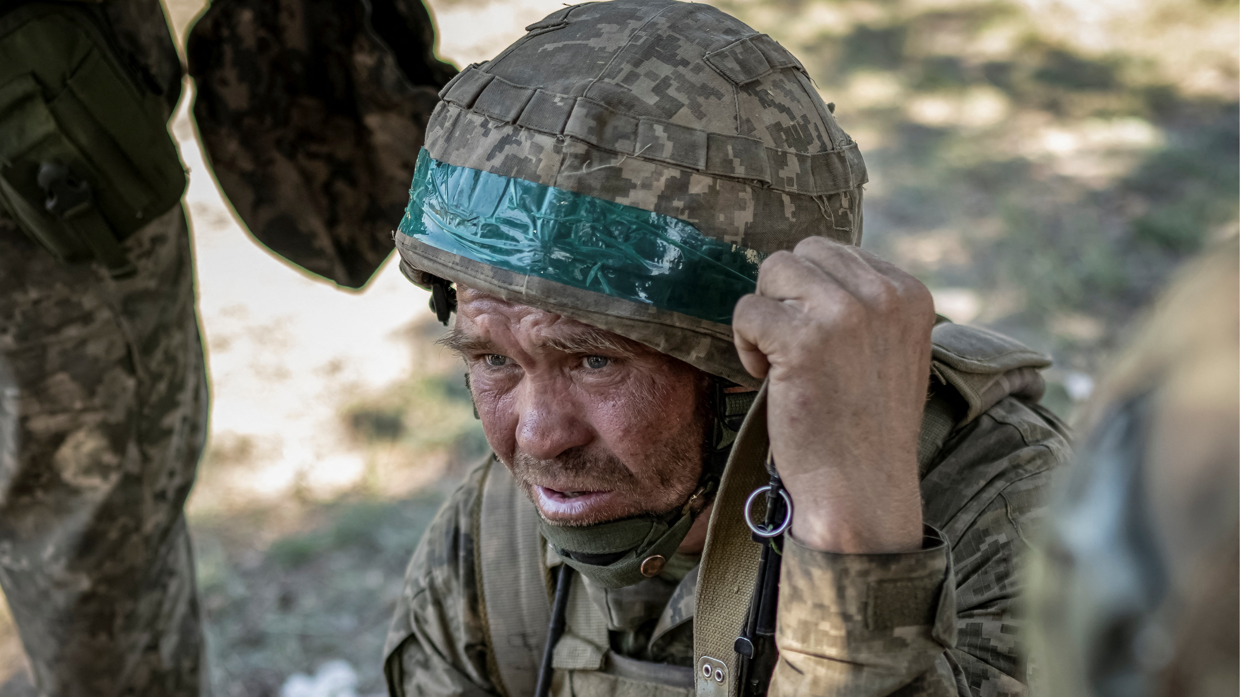 A serviceman of the 41st Mechanized Brigade of the Ukrainian Armed Forces rests during an exercise. /Viacheslav Ratynskyi/Reuters