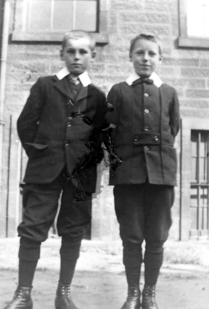 Eric Liddell with his brother Rob at Eltham College in June 1908. /The Eric Liddell Community