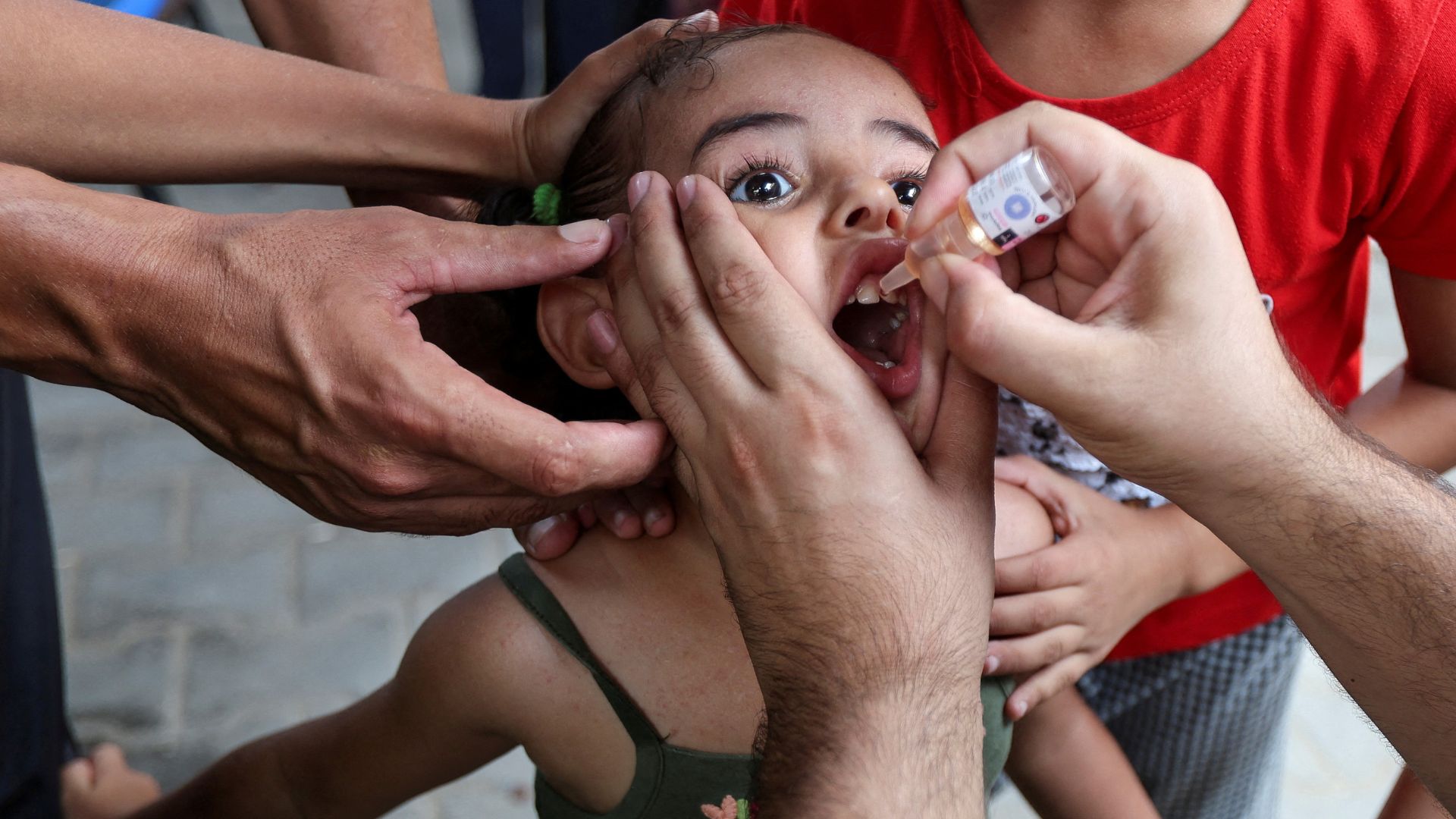 A Palestinian girl is vaccinated against polio, at a UN healthcare center in Deir Al-Balah in the central Gaza Strip. /Ramadan Abed/Reuters