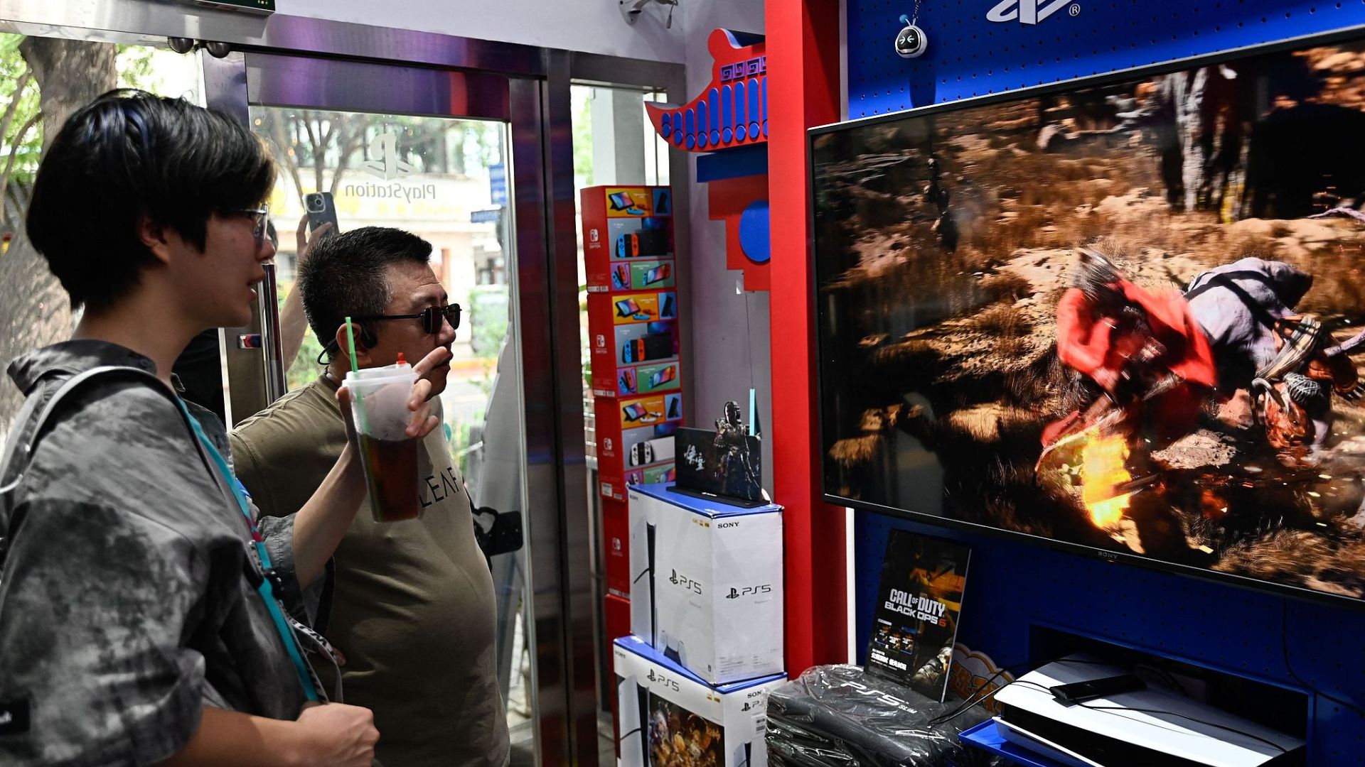 People watch 'Black Myth: Wukong' at a store during its launch day in Beijing on August 20. /Pedro Pardo/CFP

