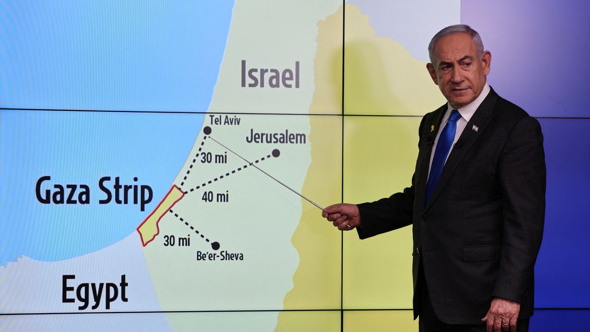 Israeli Prime Minister Benjamin Netanyahu stands before a map showing the Gaza Strip, in Jerusalem on Wednesday. /Abir Sultan/Reuters