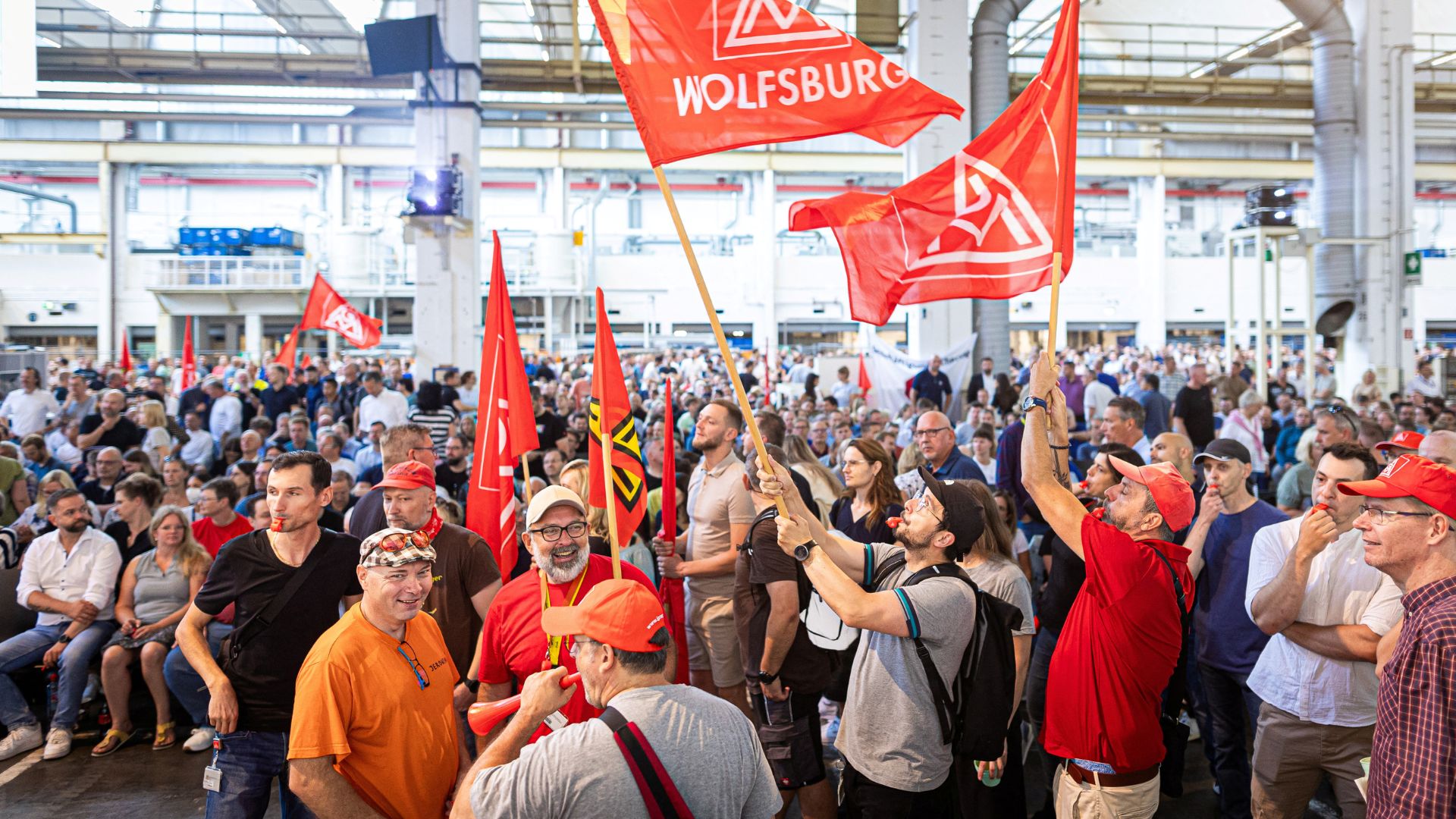 VW staff gather before the works council meeting to discuss cost-cutting. /Moritz Frankenberg/Pool via Reuters