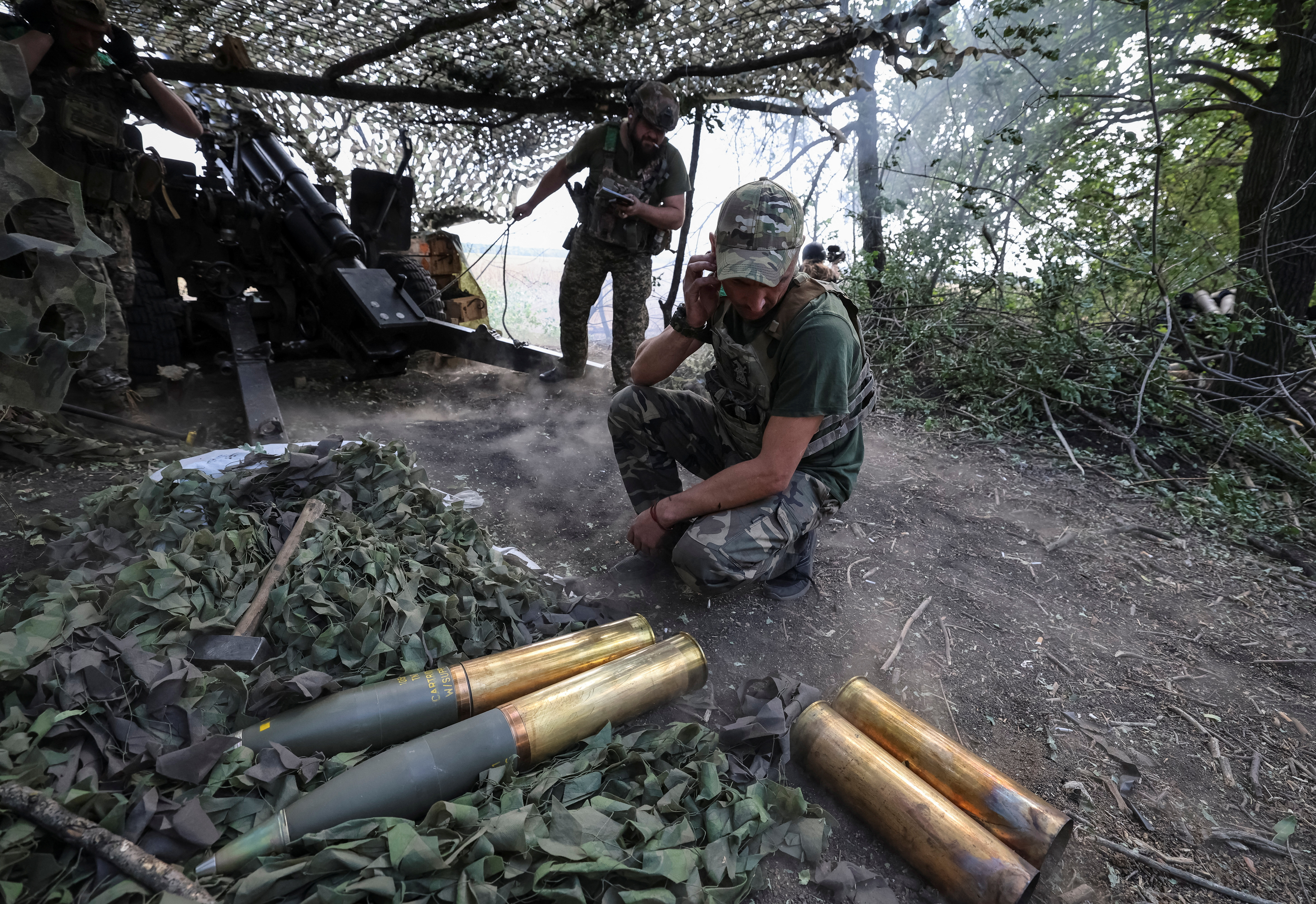 Artillerymen fire a howitzer towards Russian troops, amid Russia's attack on Ukraine near Pokrovsk, Donetsk region. /Serhii Nuzhnenko/Reuters