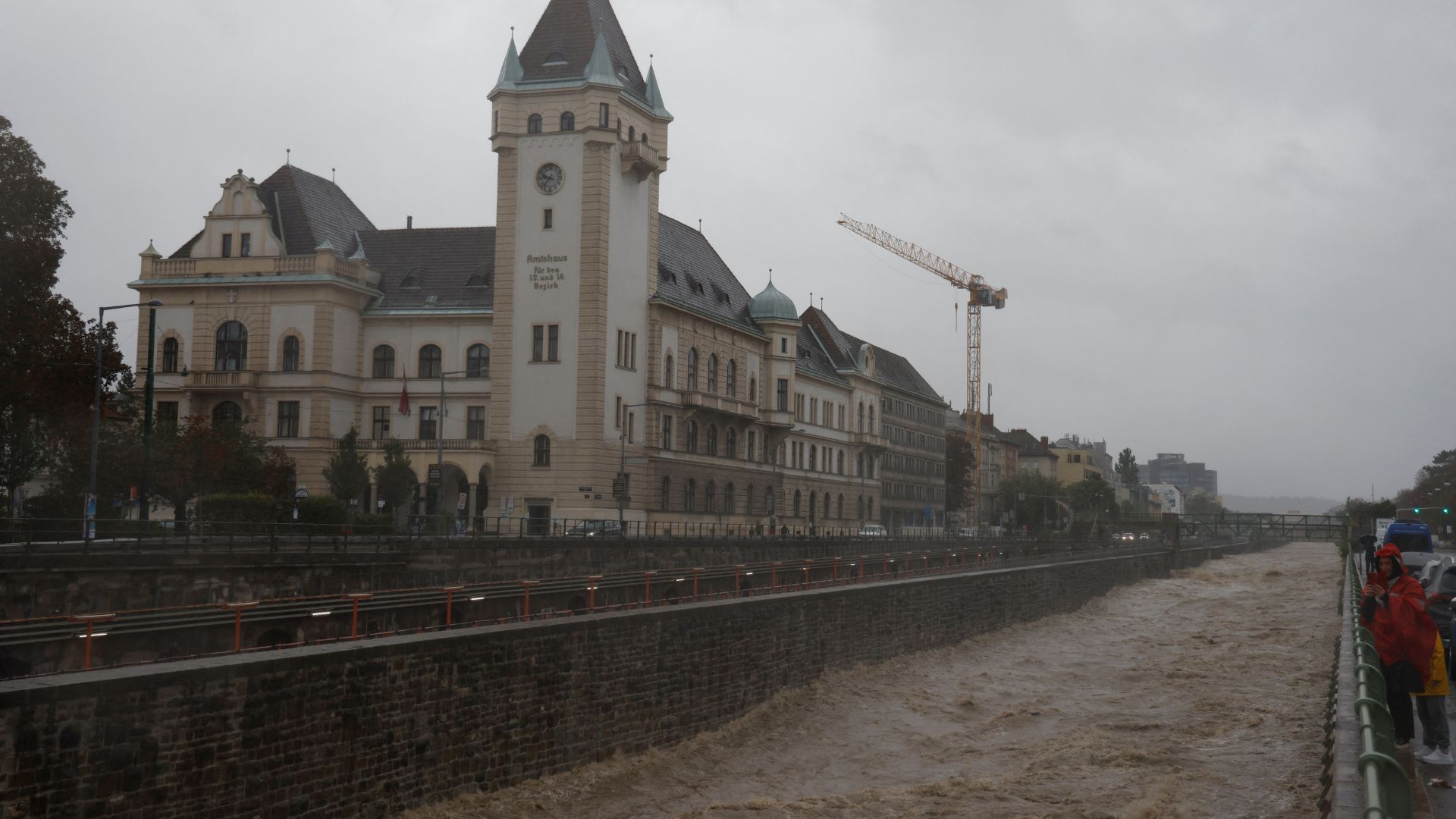 Vienna is on high alert as the Wien River threatens to overflow. /Leonhard Foeger/Reuters