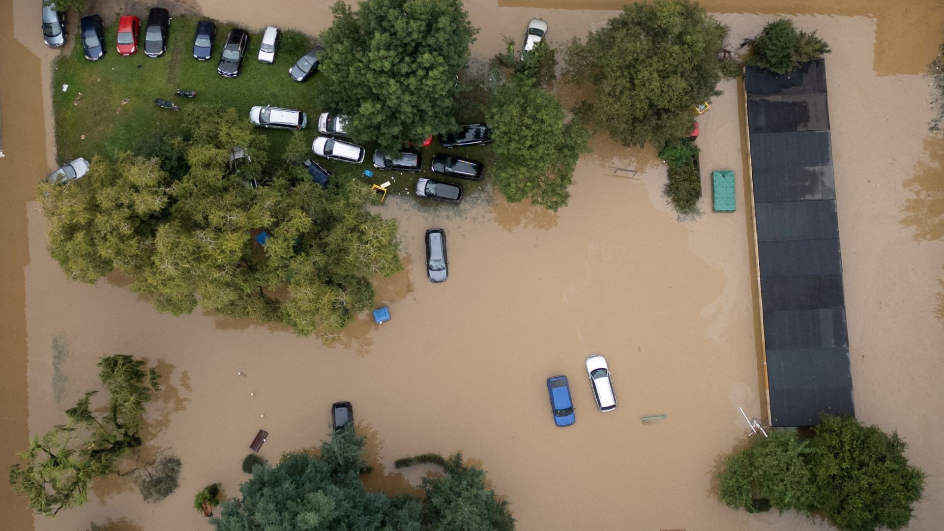 Courtyard area flooded by Nysa Klodzka river in Nysa, Poland. /Kacper Pempel/Reuters