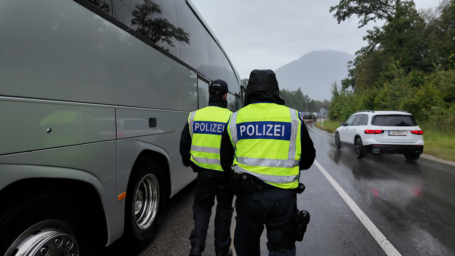 Random checks on cars, trains and buses are nothing new at Piding on the German-Austrian border – but they will extend around Germany from Monday. /Johannes Pleschberger/CGTN