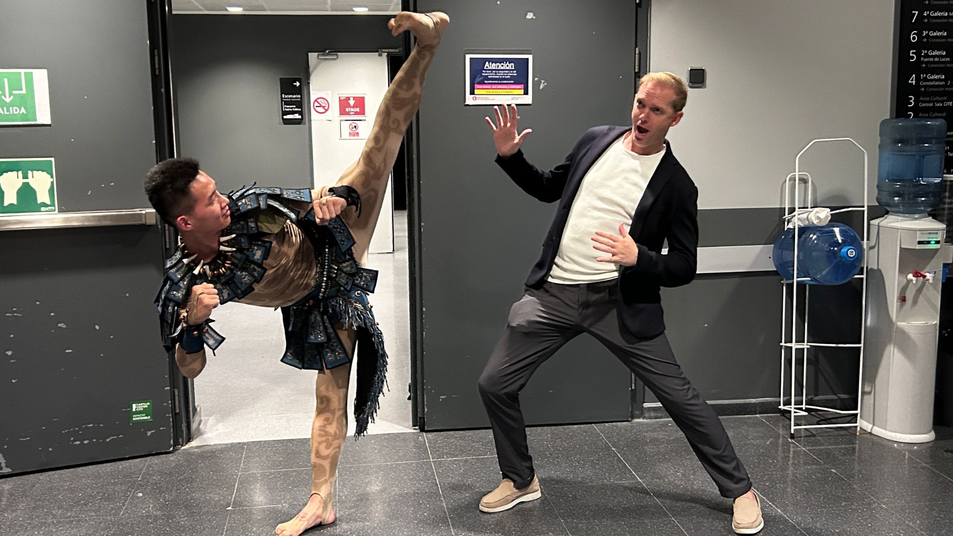 Dancer Yan Li warms up backstage with CGTN's Ken Browne (r). /CGTN