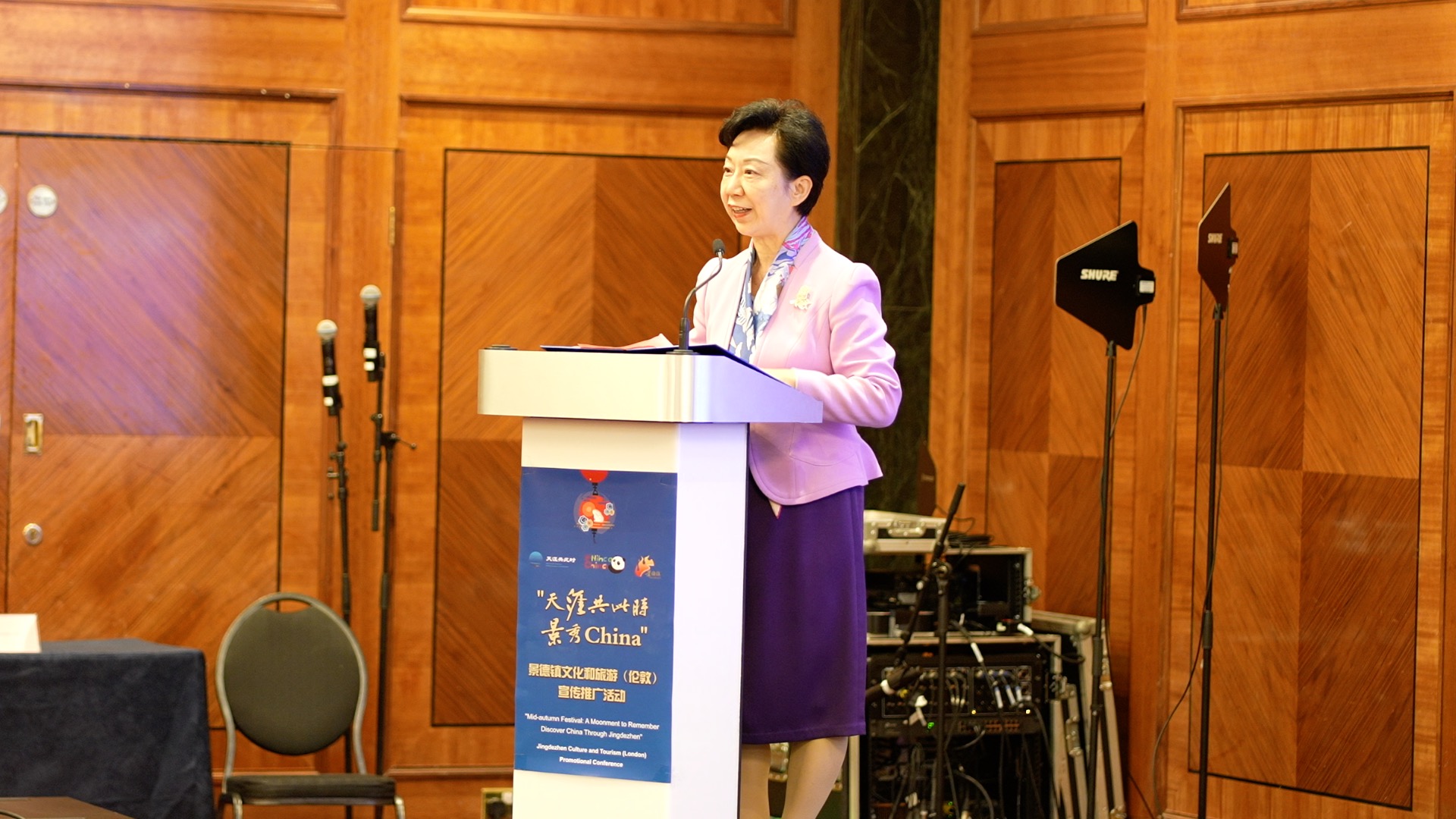 Hu Xuemei, Chief of Jingdezhen City, is delivering a speech. /CGTN Photo