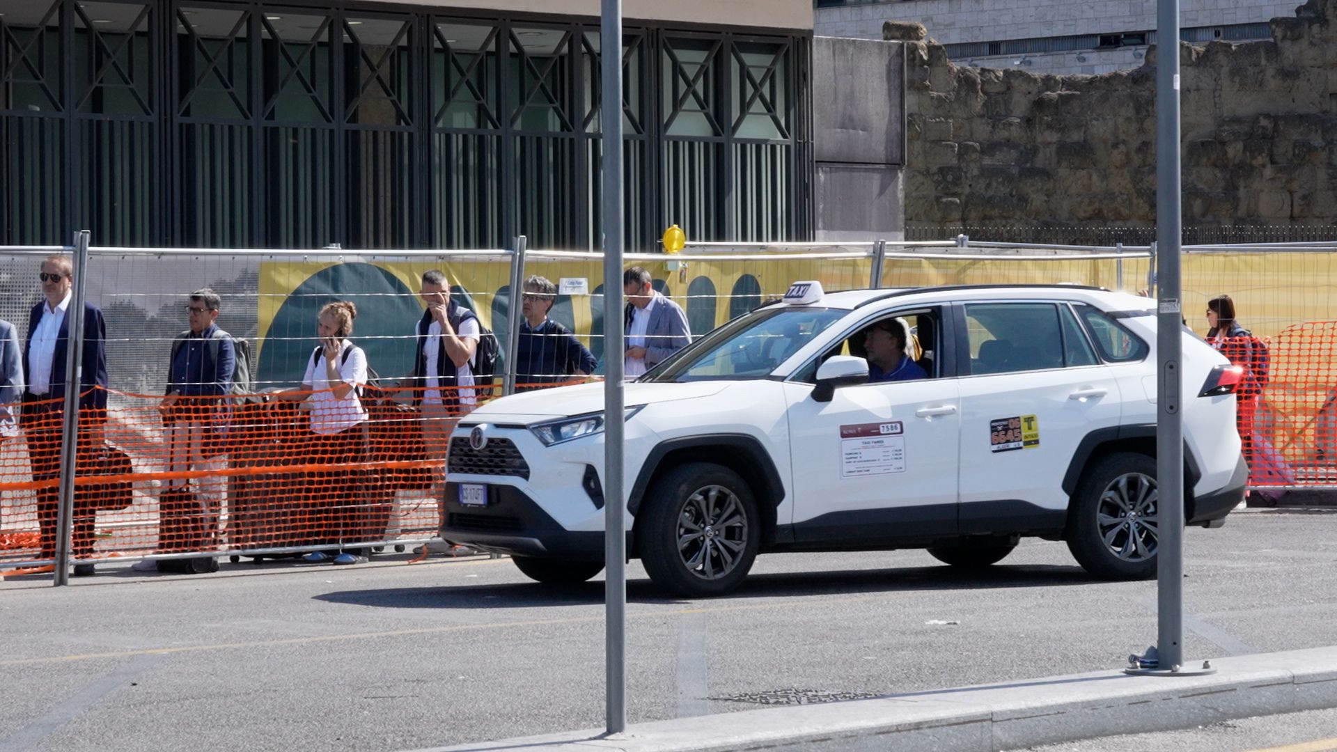 Passengers queue for a taxi in Rome. /Giles Gibson/CGTN