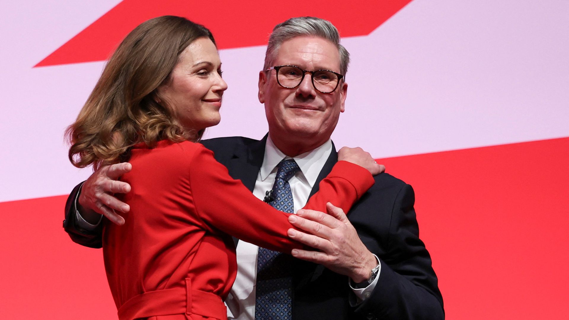 Starmer and his wife Victoria embrace after his speech at the Labour Party's annual conference. /Phil Noble/Reuters
