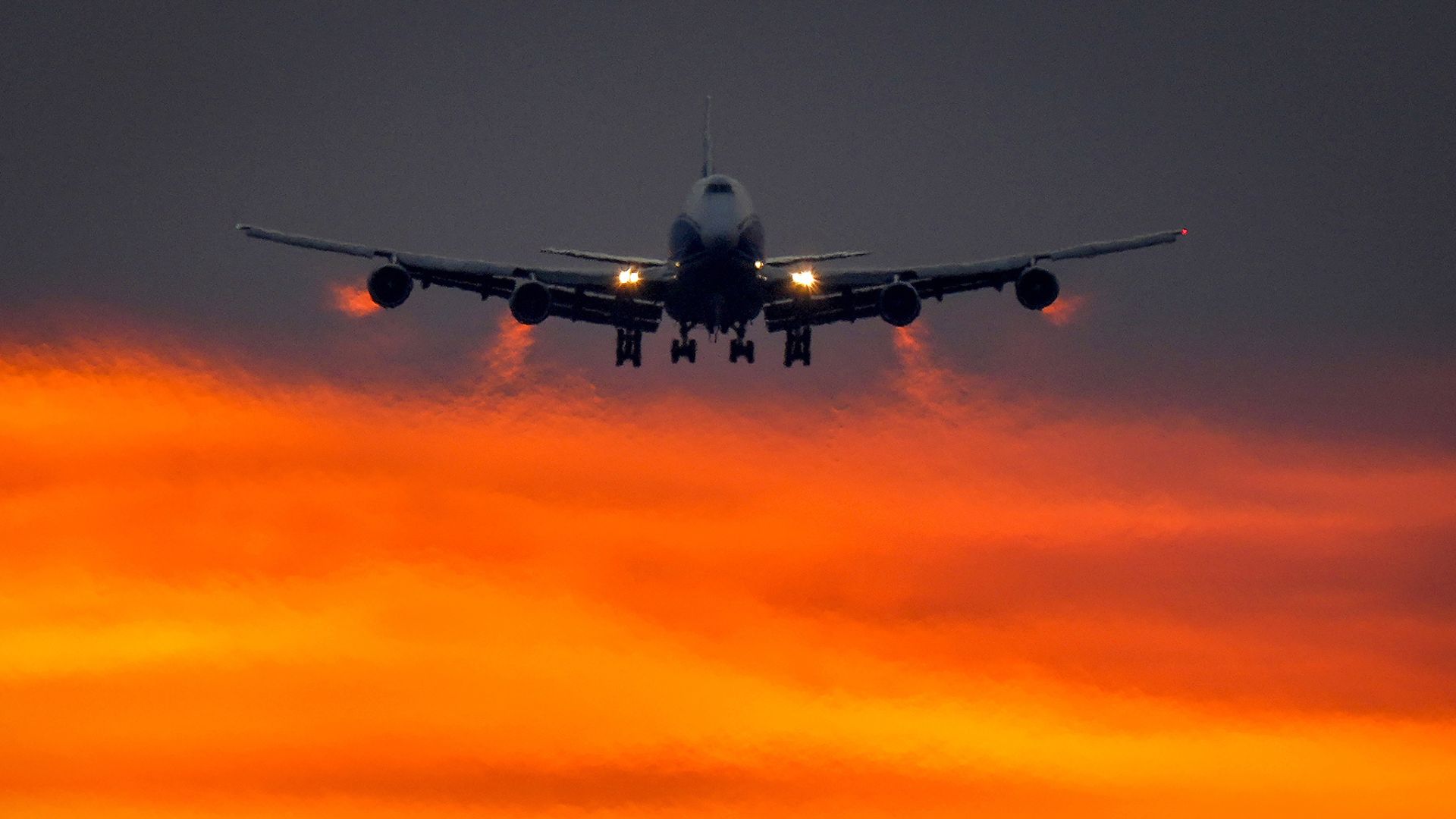 An aircraft approaches the international airport in Frankfurt in 2021. /Michael Probst/CFP