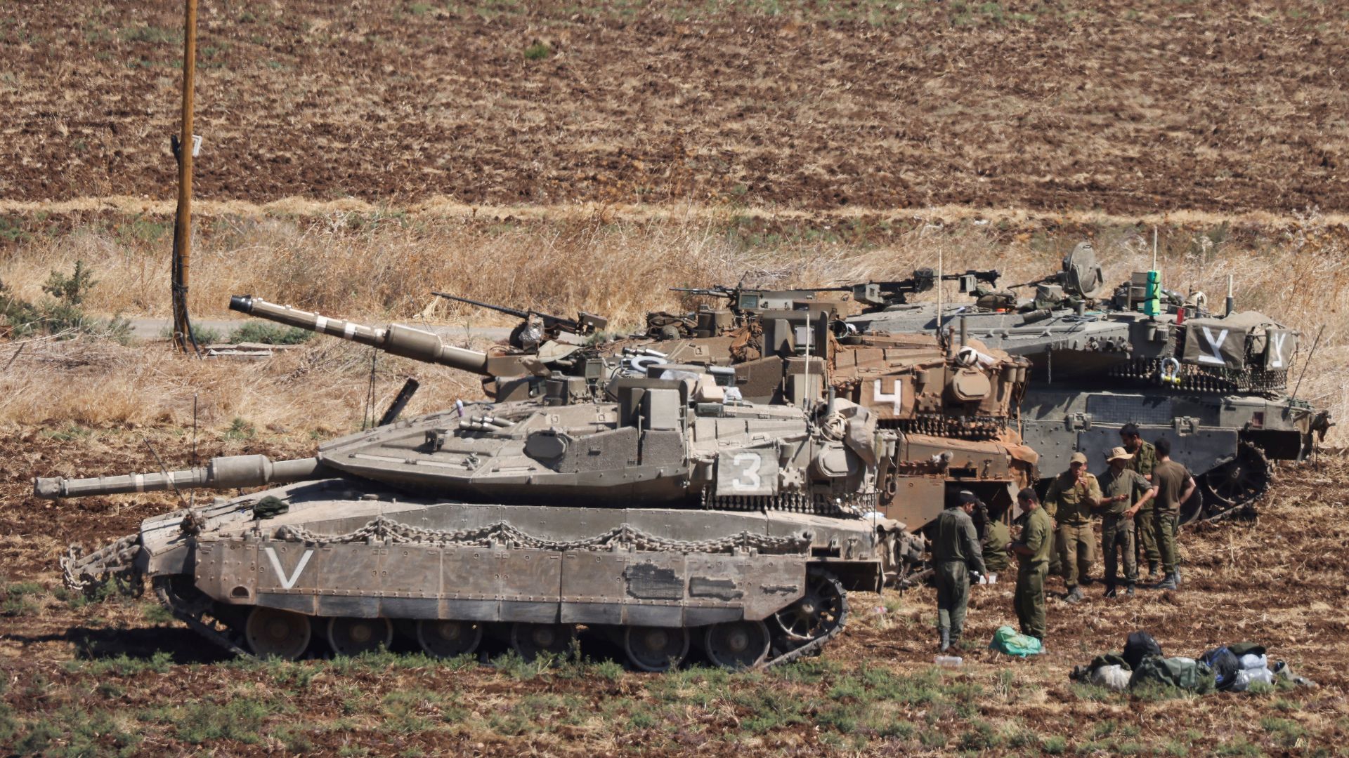 Israeli army tanks in northern Israel as both sides trade strikes in the war. /Jim Urquhart/Reuters