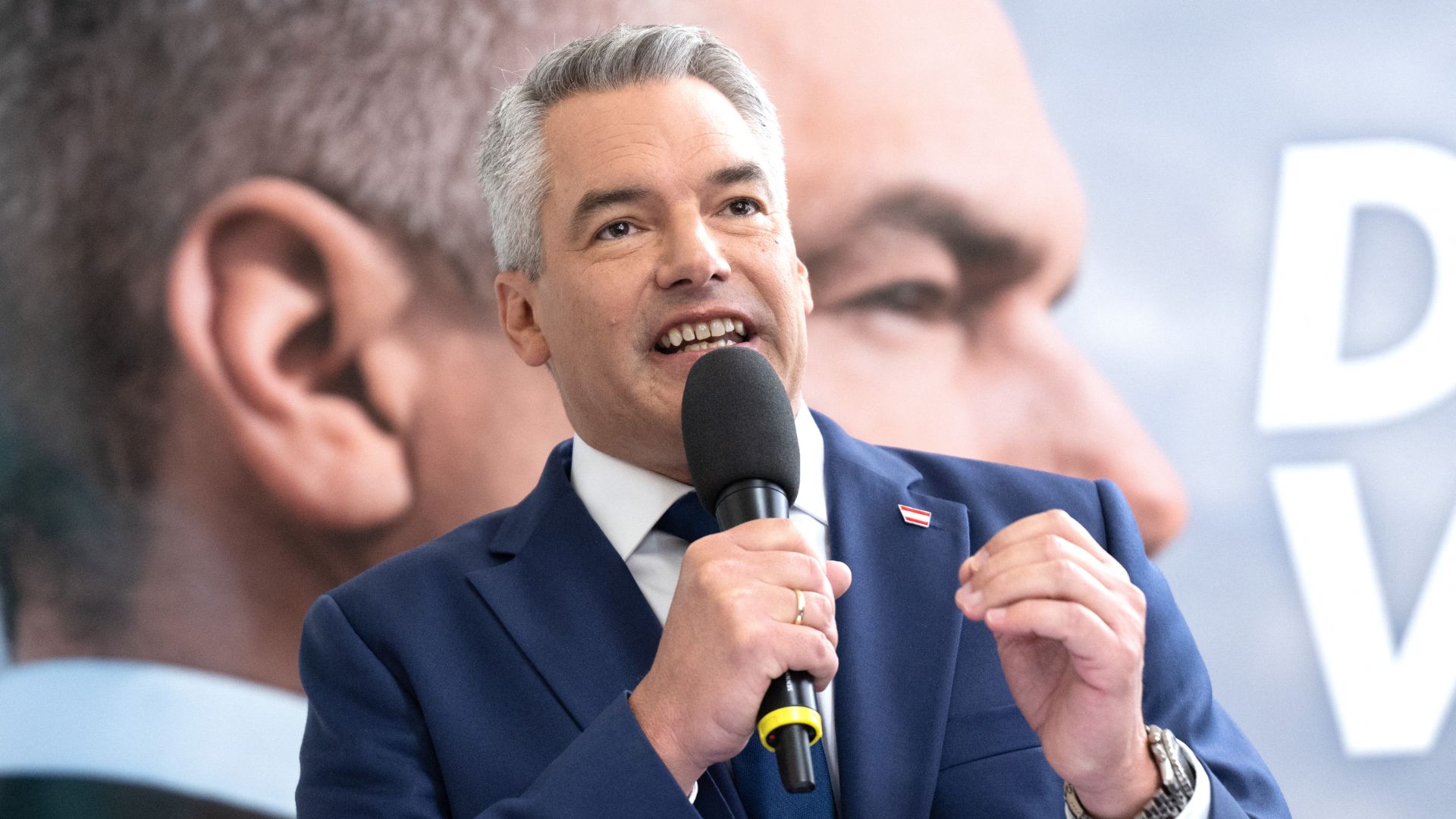 Austrian Chancellor and Head of the Austrian People's Party (OeVP) Karl Nehammer speaks during an election rally. /Joe Klamar/AFP