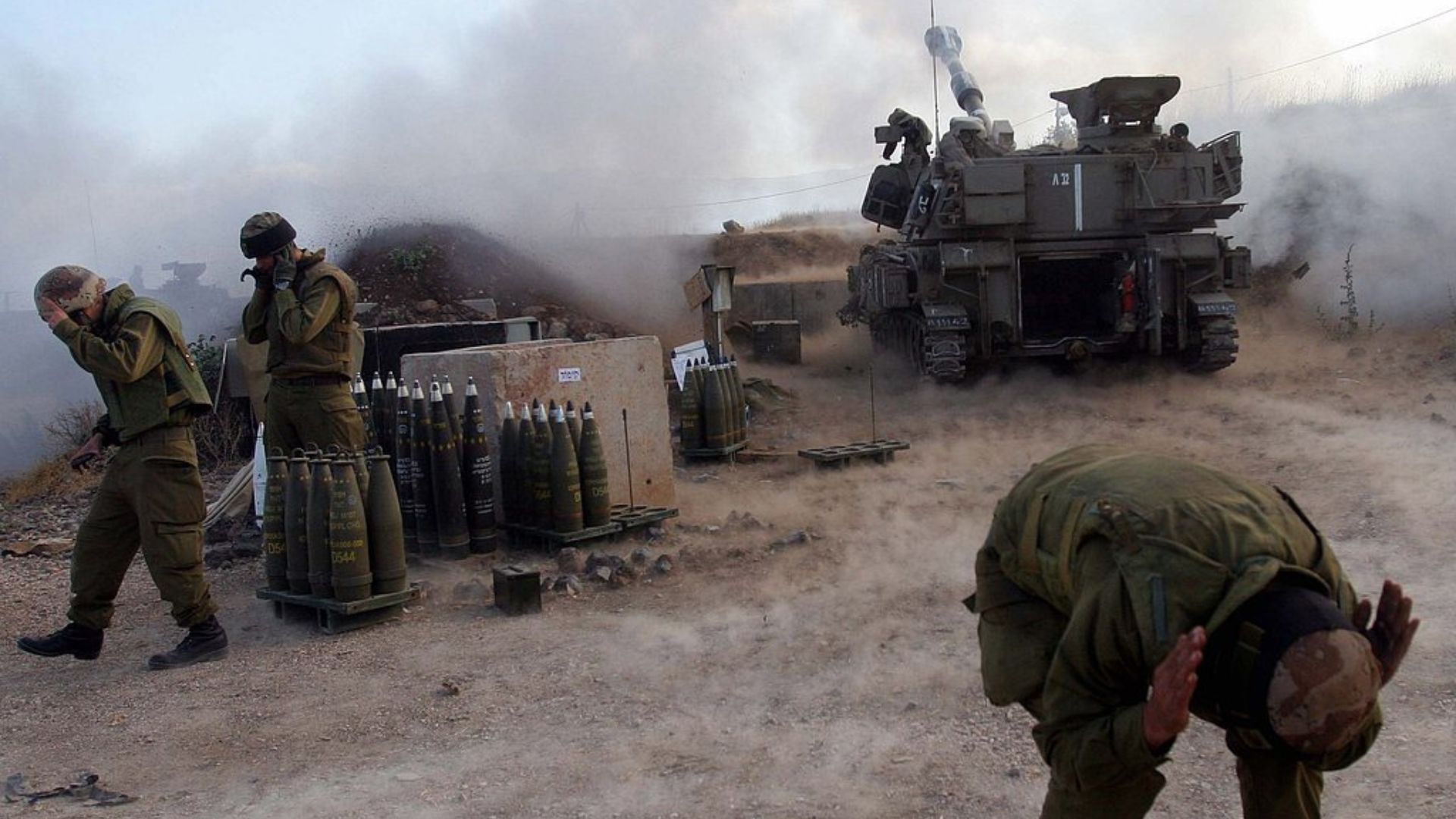 Israeli troops cover their ears on the frontier near Southern Lebanon's border at Zaura, northern Israel, July 2006. /Nbal Rose/RelexNews/MaxPPP/CFP