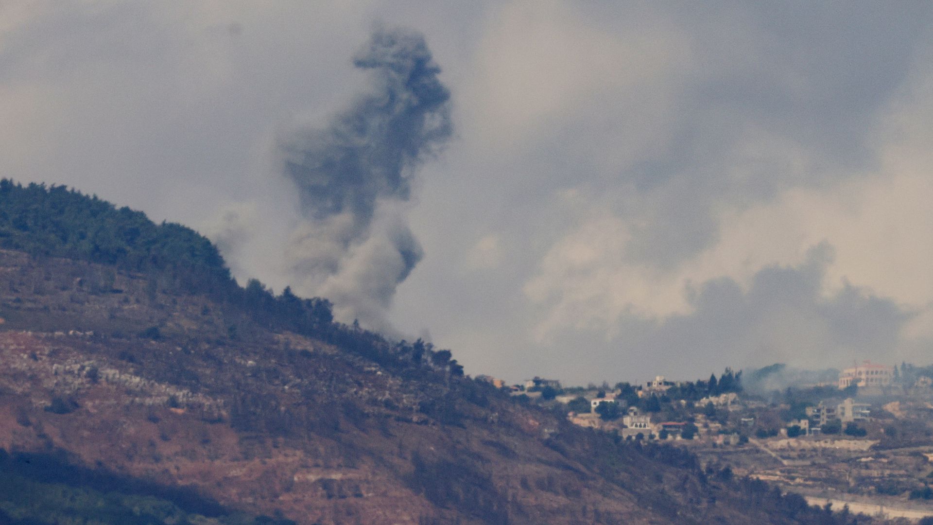 Smoke billows near a village in southern Lebanon after an Israeli air strike. /Jim Urquhart/Reuters