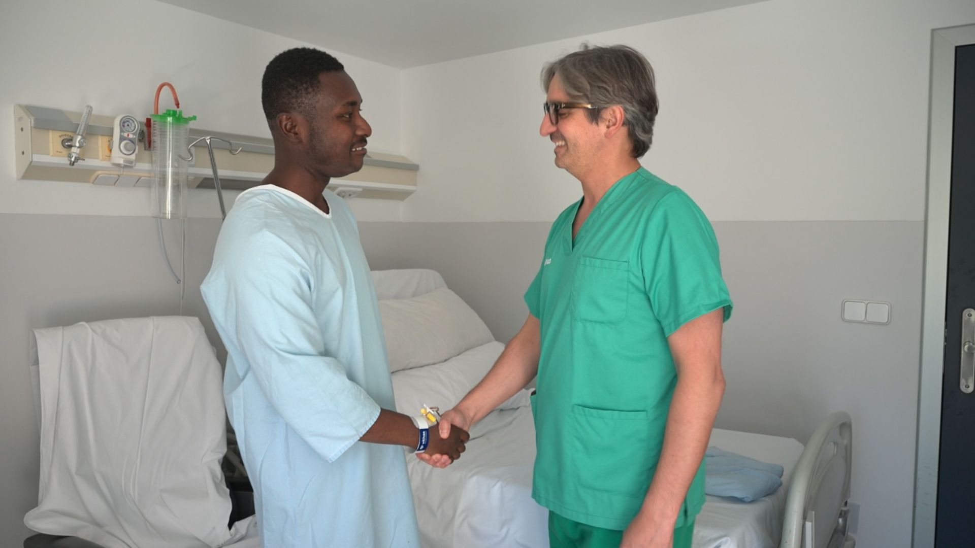 Dr. Diego Gonzalez Rivas with Robert Agyapong who he performed life-saving surgery on 24 hours earlier. /CGTN