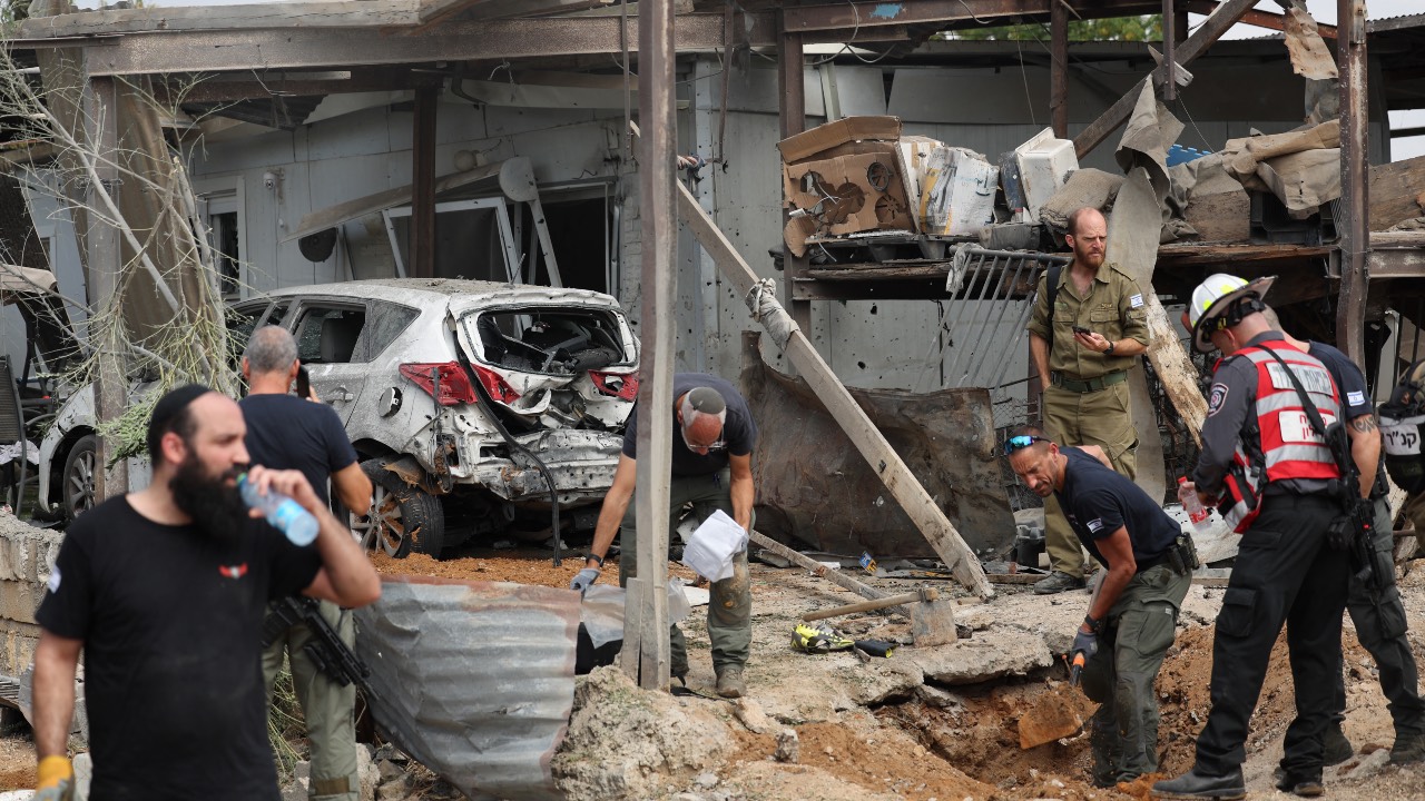 Israeli security forces check the damage at a building hit during a rocket attack from the Gaza Strip in Kfar Chabad near Tel Aviv. /Jack Guez/AFP