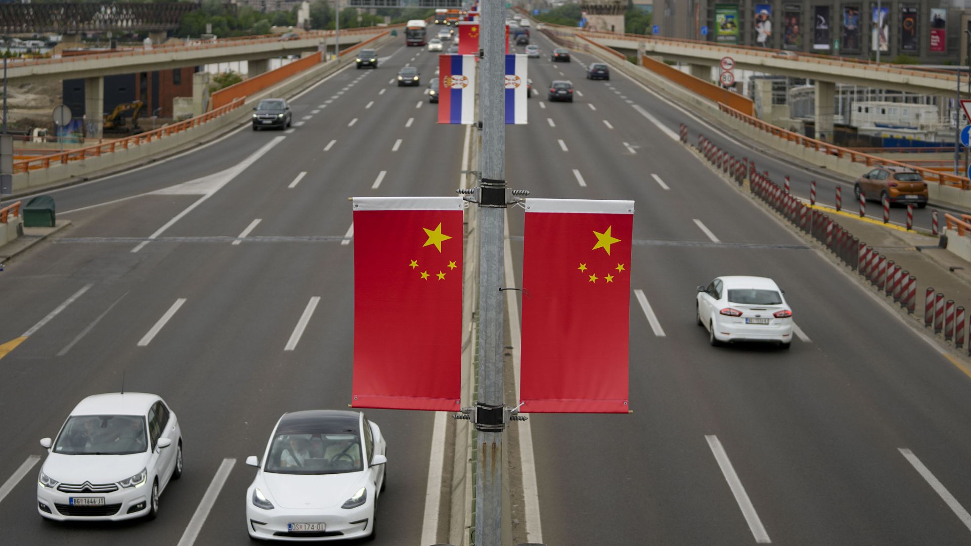 Chinese and Serbian flags fly on lampposts, days before the visit of the Chinese President in Belgrade last May. /Darko Vojinovic/CFP
