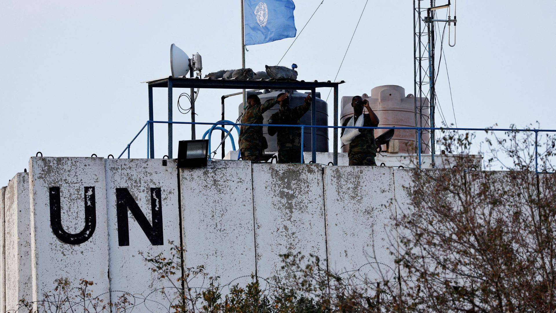 UNIFIL members monitor the Lebanese-Israeli border. /Thaier Al-Sudani/Reuters