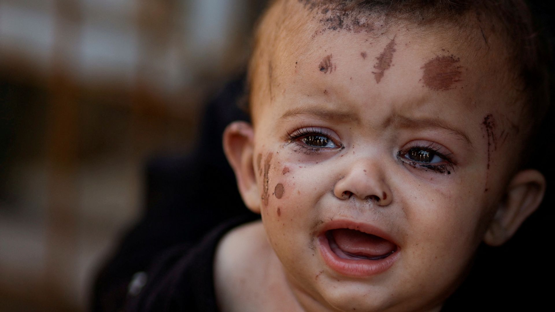 Reem Abu Haya, a Palestinian girl who survived an Israeli strike that killed her entire family, cries at Nasser hospital in Khan Younis in the southern Gaza Strip. /Mohammed Salem/Reuters