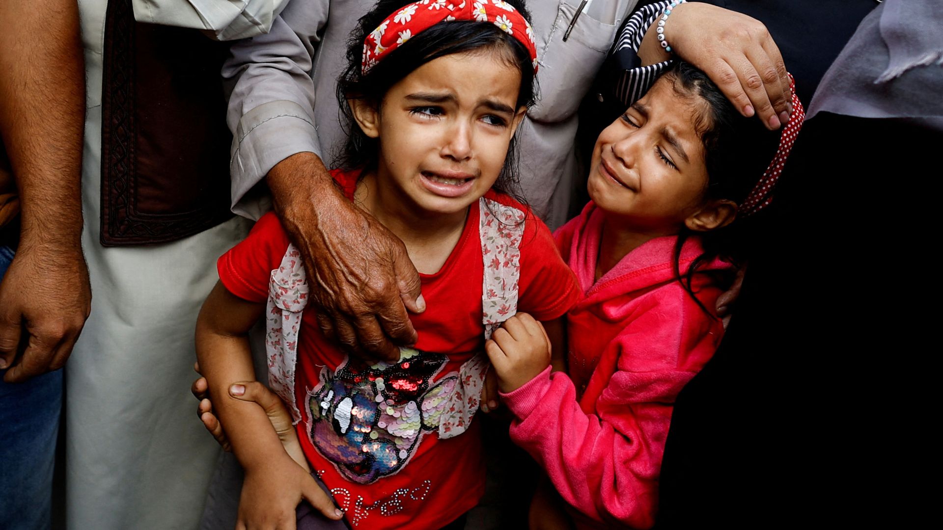 Young girls mourn the Palestinians killed during Israeli strikes at a hospital, in Khan Younis in the southern Gaza Strip. /Mohammed Salem/Reuters