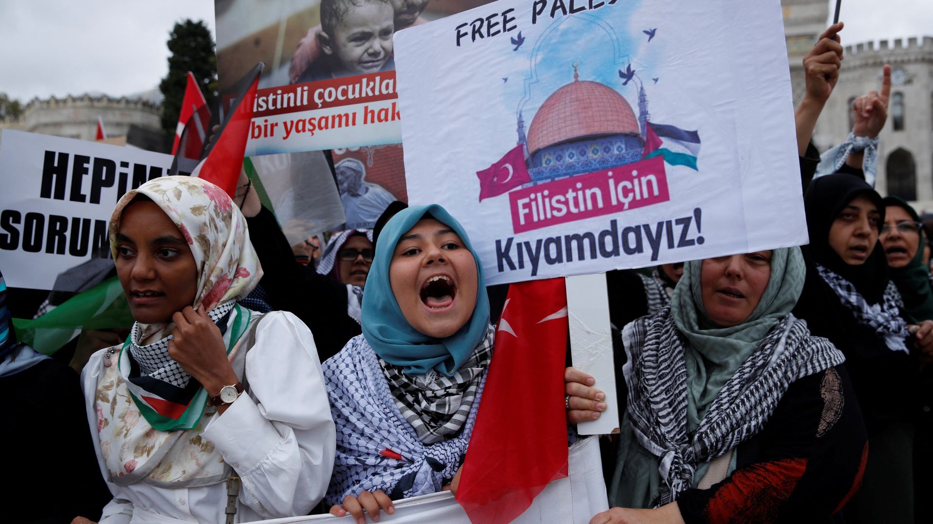 Demonstrators shout slogans as they attend a protest to express support for Palestinians in Gaza, in Istanbul. /Dilara Senkaya/Reuters