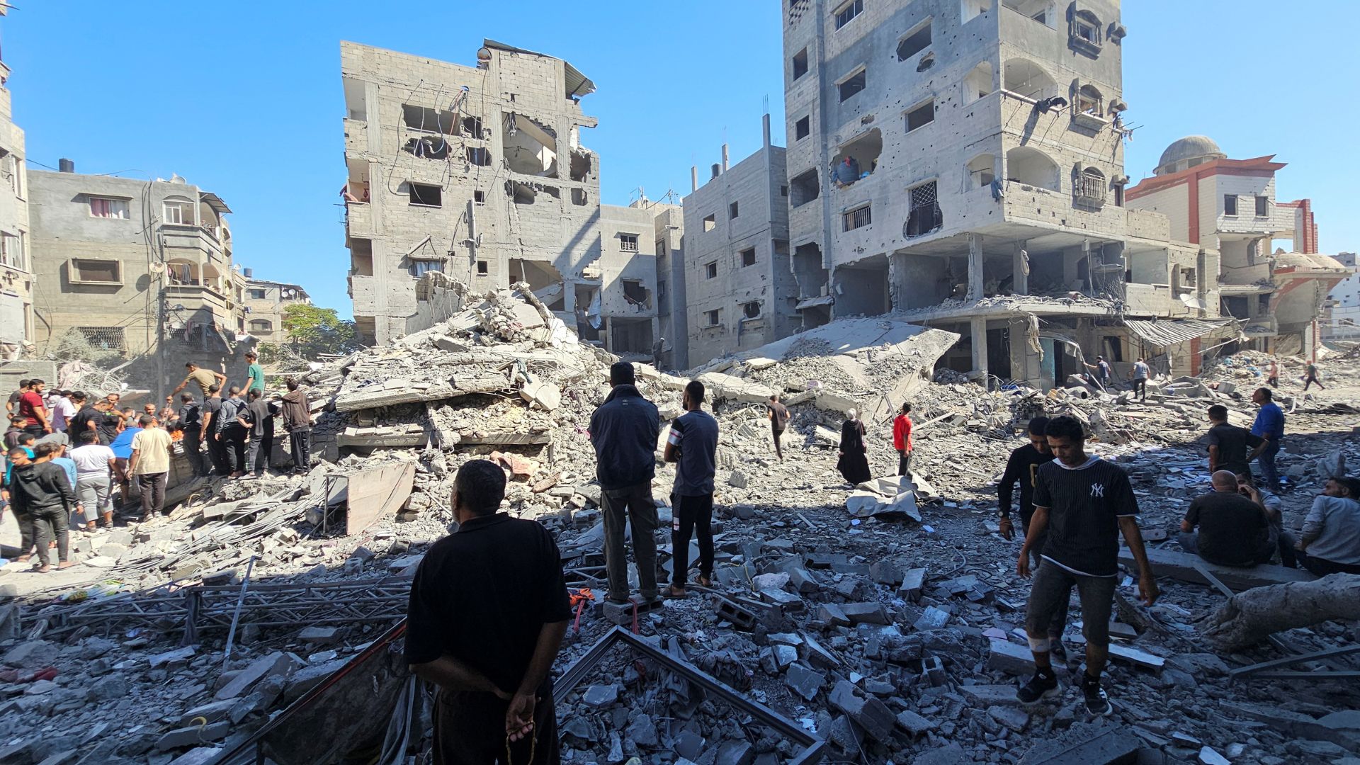 Palestinians gather at the site of Israeli strikes on houses and residential buildings, in Beit Lahiya, in the northern Gaza Strip. /Abdul Karim Farid/Reuters