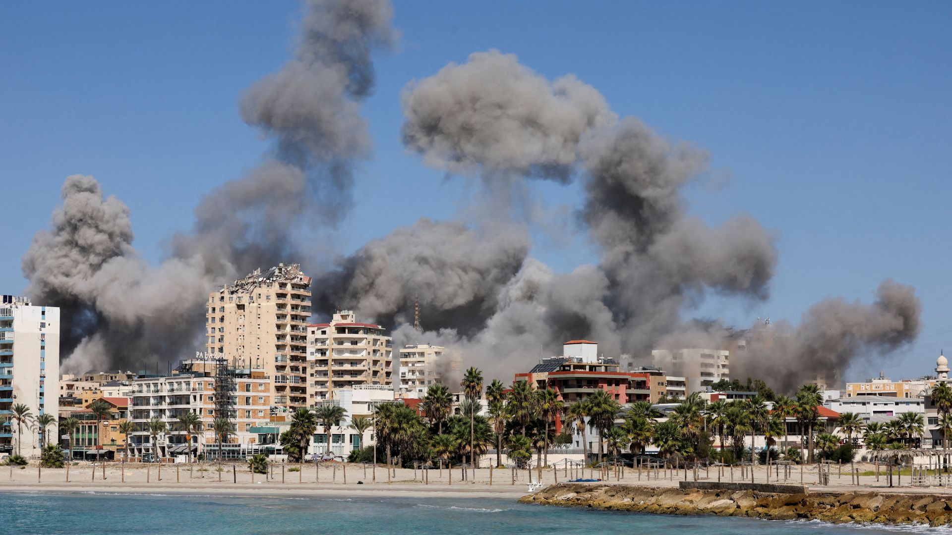 Smoke billows after an Israeli strike on Tyre. /Aziz Taher/Reuters