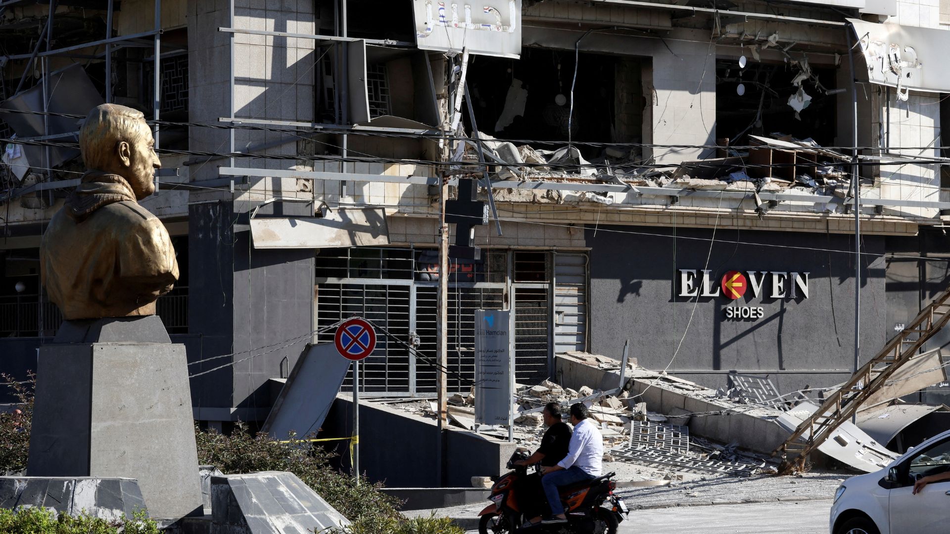 A statue of the late Iranian military commander General Qassem Soleimani outside a damaged branch of Qard al-Hassan in the Beirut suburbs. /Mohamed Azakir/Reuters