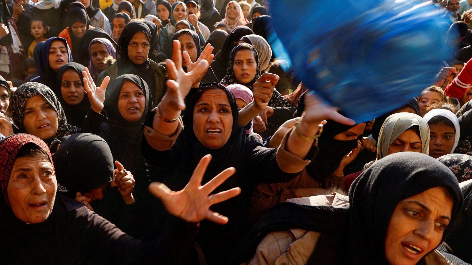 Palestinians gather to buy bread from a bakery in Khan Younis, in the southern Gaza Strip. /Mohammed Salem/Reuters