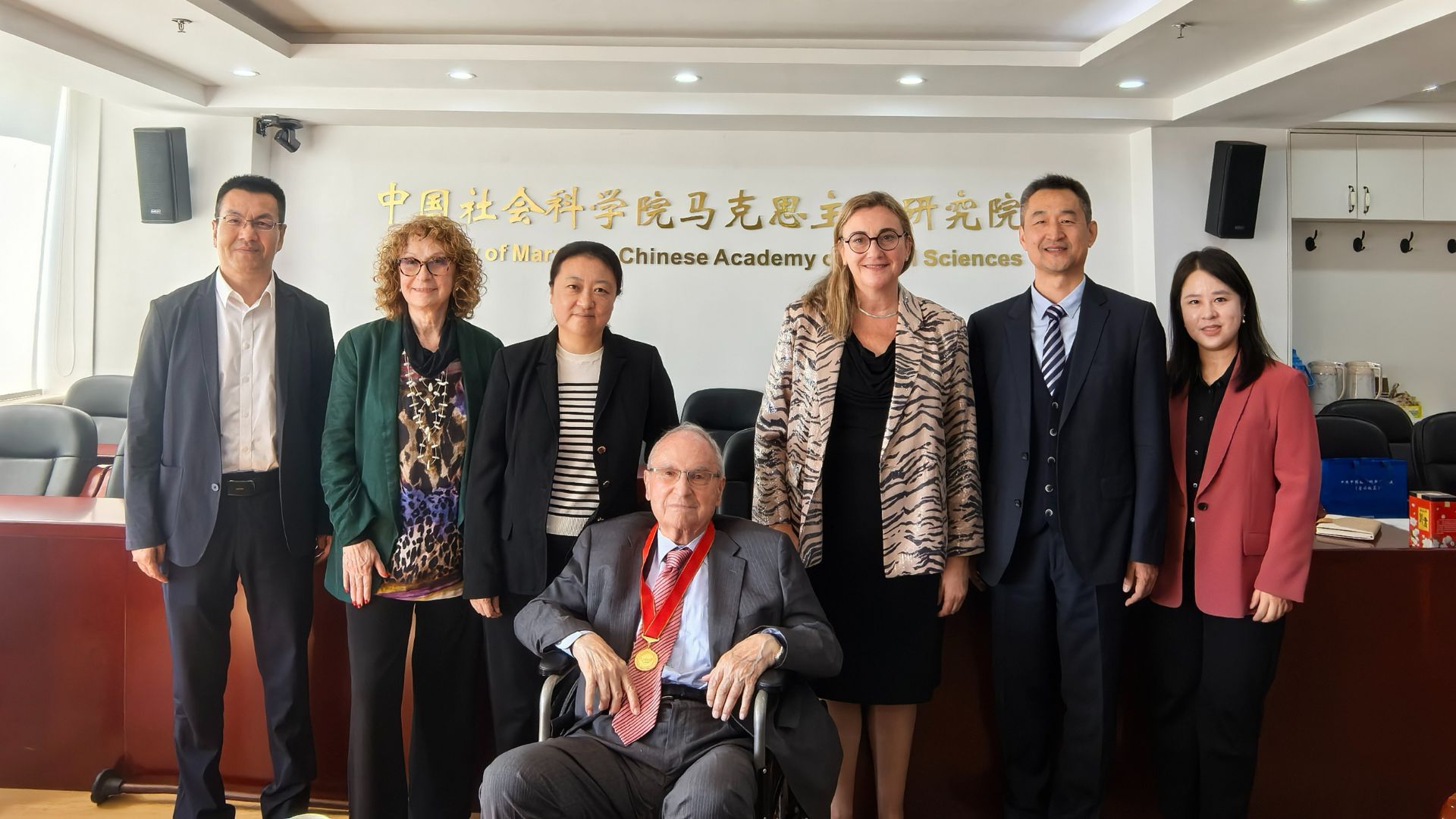 Muñoz (center) engaged in dialogue at the Chinese Academy of Science. /CGTN