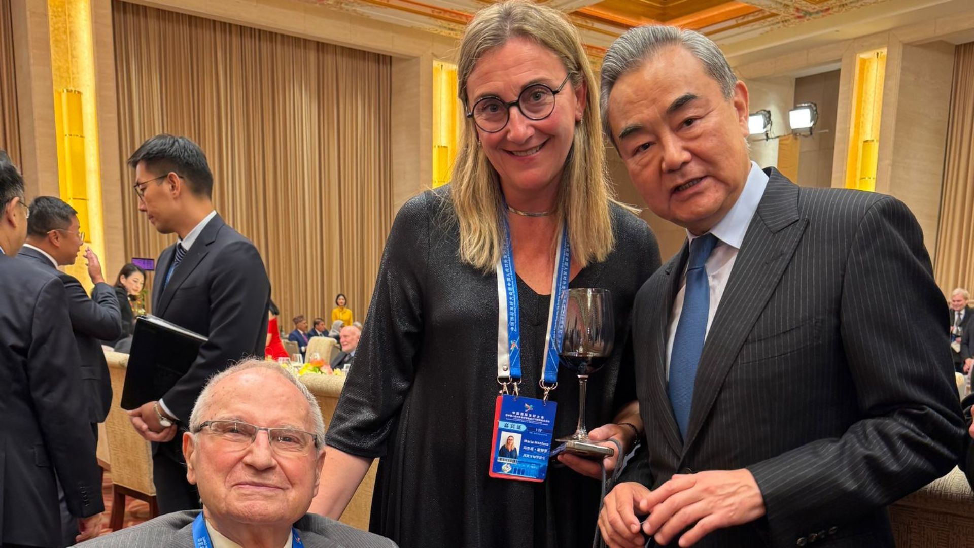 Muñoz and Marta Montoro of Catedra China meet with Chinese Foreign Affairs Minister Wang Yi at the celebration banquet for the award. /CGTN