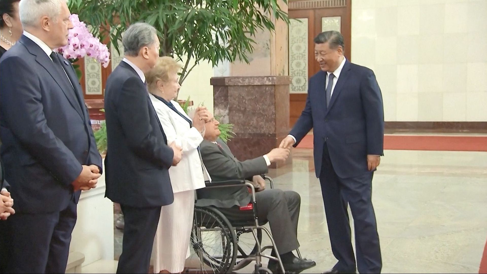 Muñoz is greeted by Chinese President Xi Jinping at the official ceremony of the 'Friendship Ambassador' award in Beijing. /CGTN