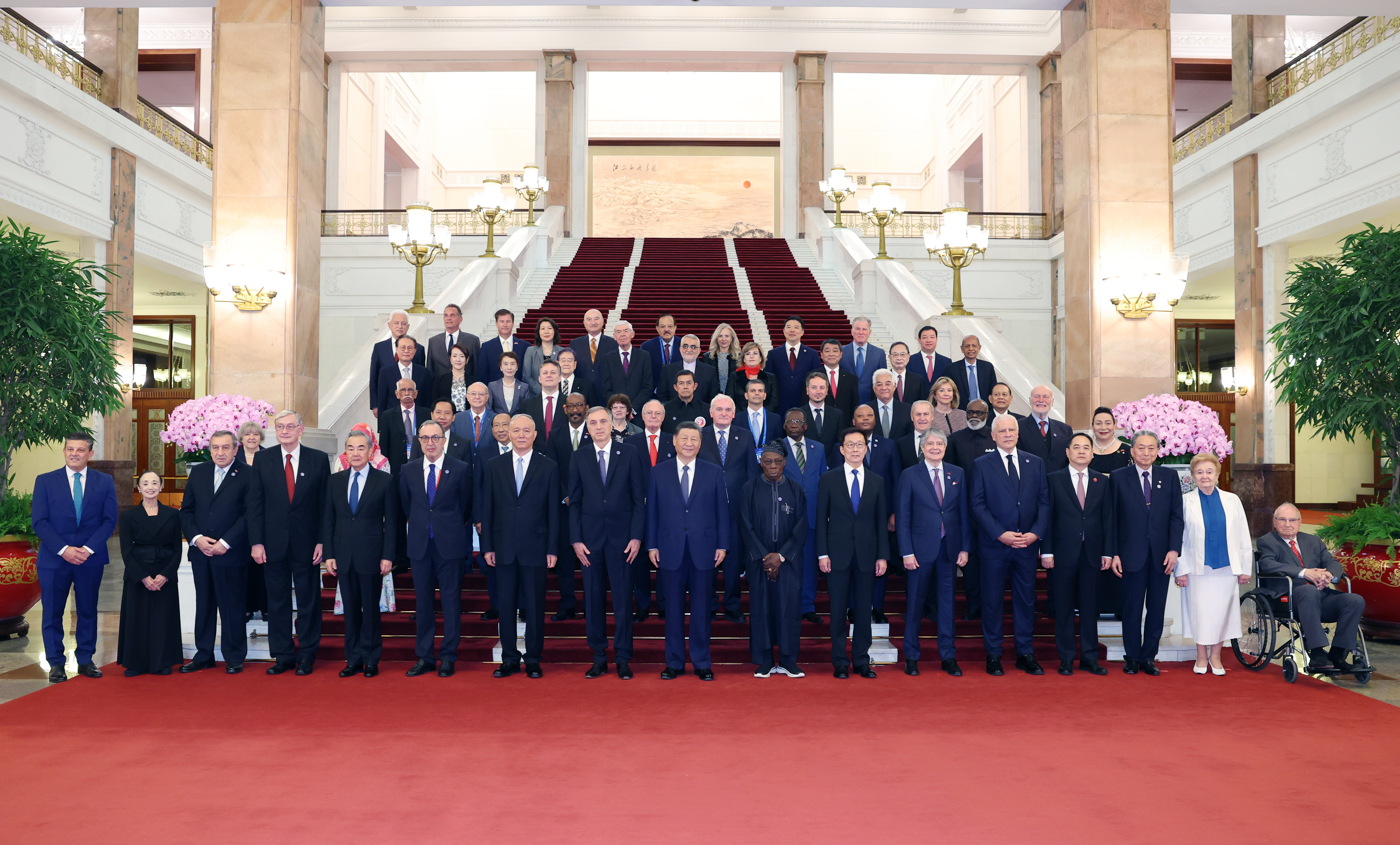 Muñoz joins 130 other Friendship Ambassadors, including former Croatian Deputy Prime Minister Ante Simonic and ex-Irish PM Bertie Ahern for the group picture. /CGTN