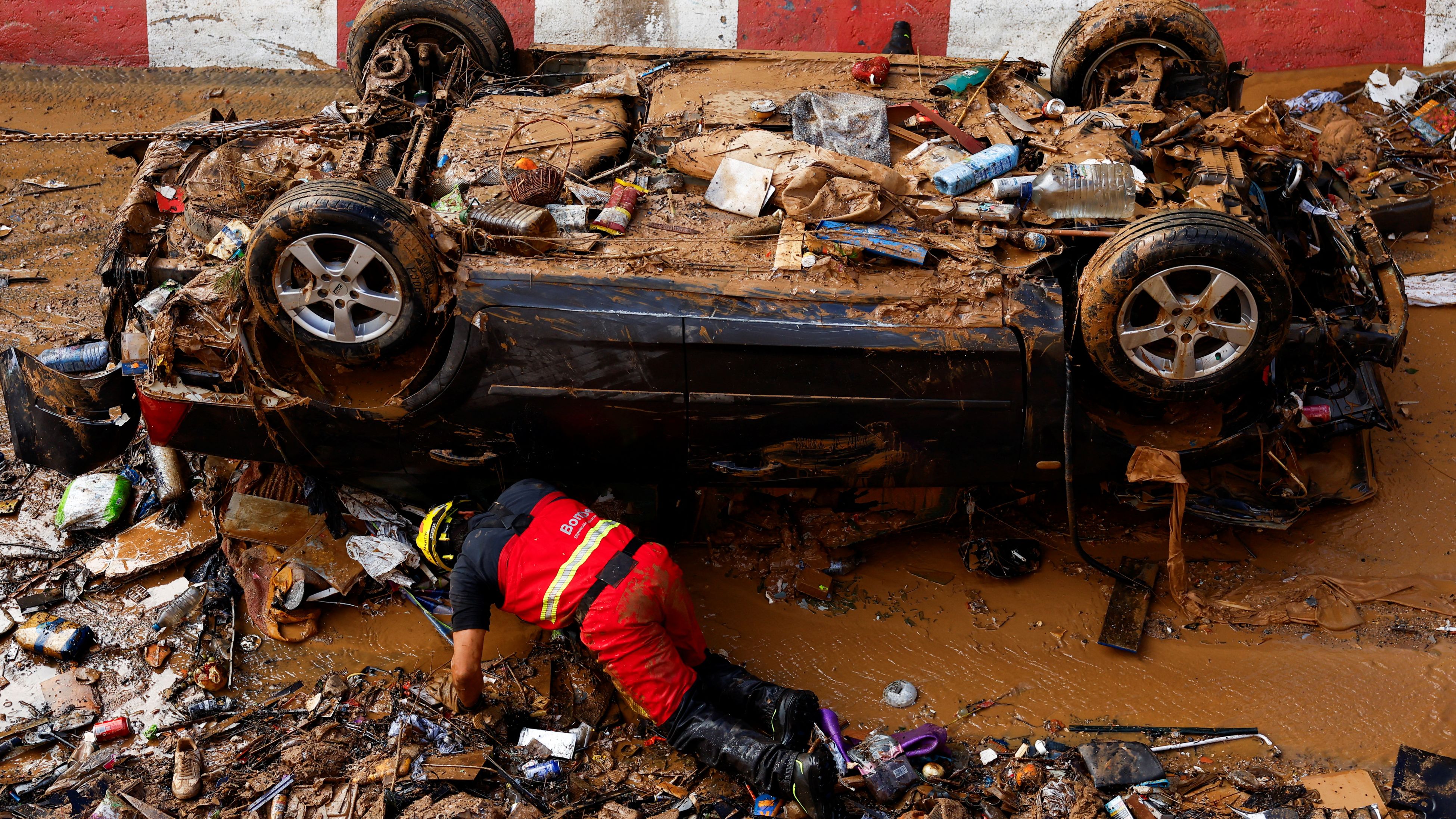 The huge clear-up begins in Alfafar, near Valencia. /Susana Vera/Reuters