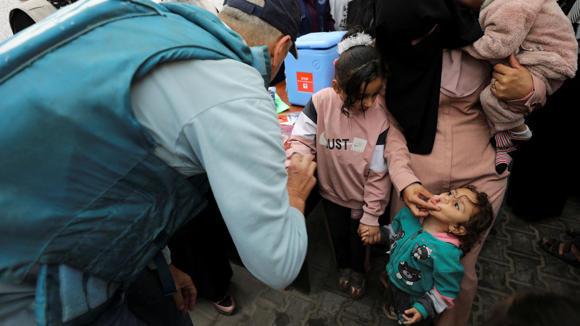 Palestinian children are vaccinated against polio during the second round of a vaccination campaign in Gaza City. /Dawoud Abu Alkas/Reuters