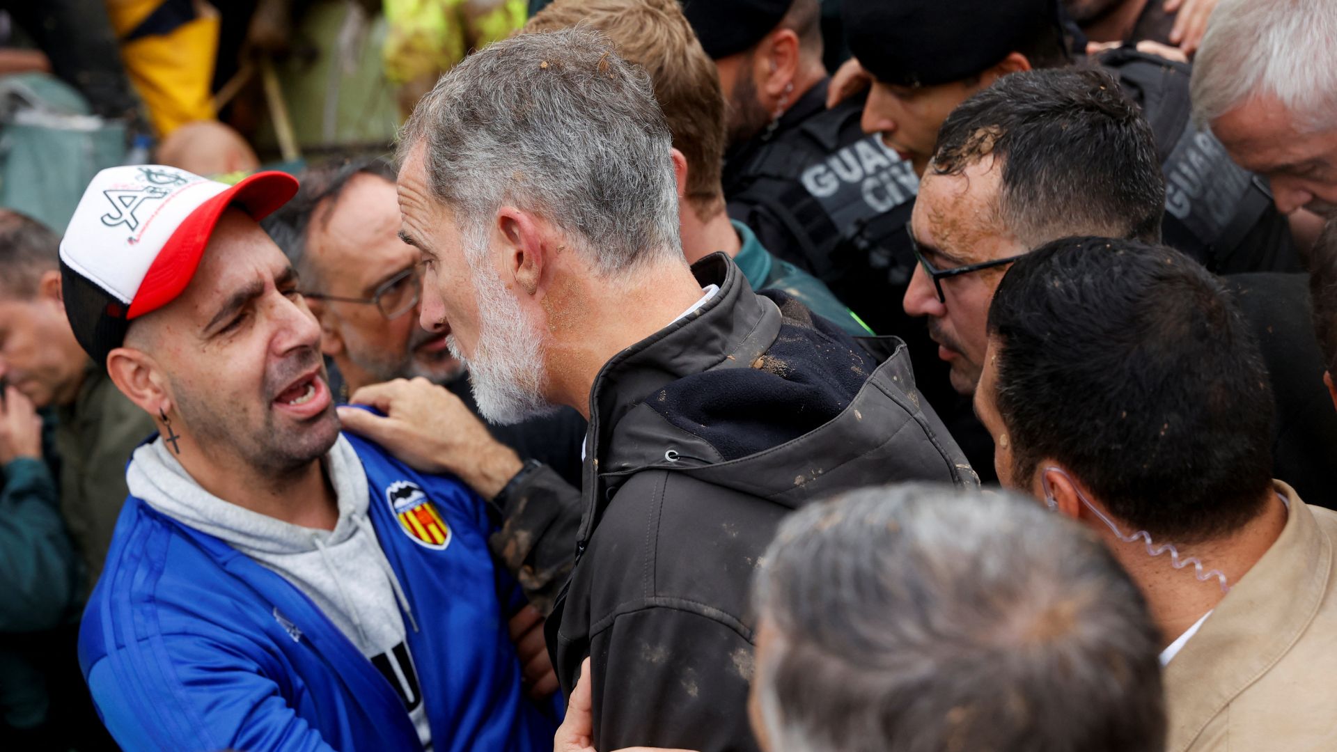 Spain's King Felipe greets a man as he visits Paiporta near Valencia. /Eva Manez/Reuters