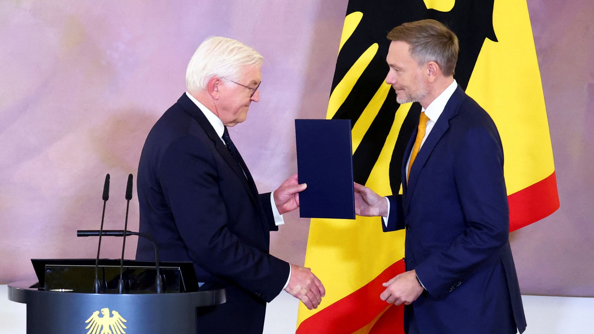 German President Frank-Walter Steinmeier hands over the certificate of dismissal to Lindner. /Lisi Niesner/Reuters
