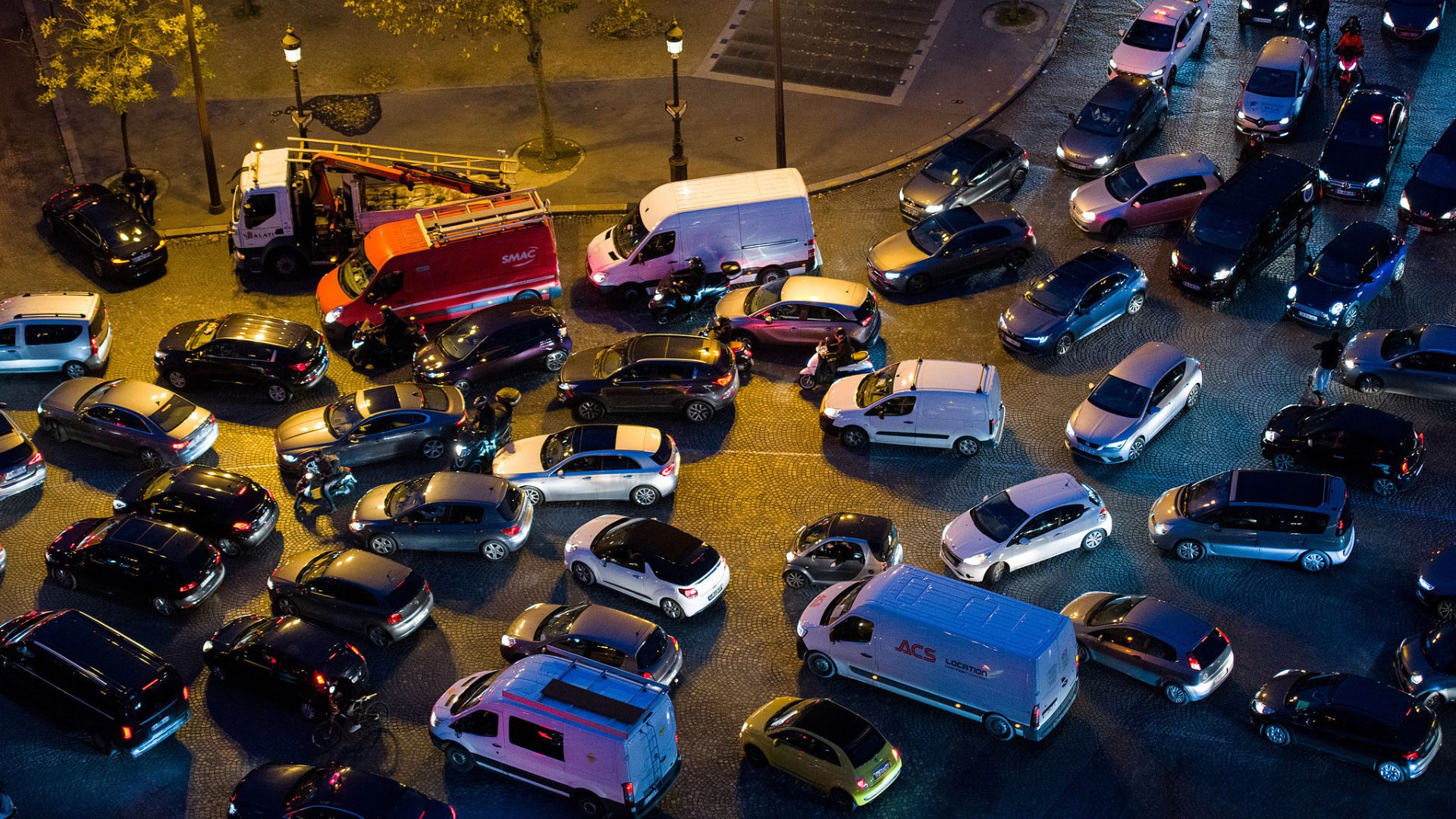 Heavy traffic is a longstanding feature of downtown Paris. /CFP