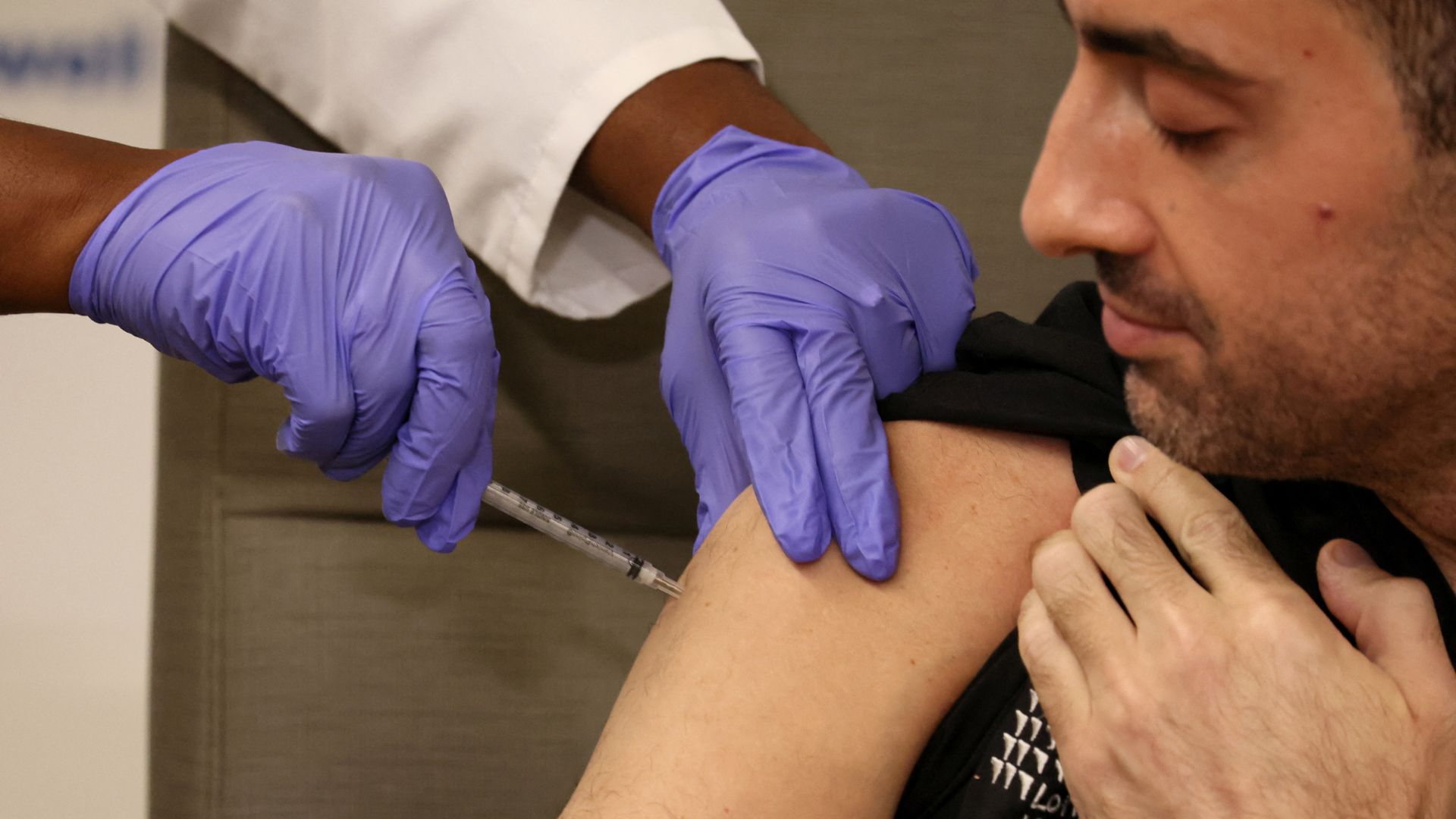 Vaccination has been shown to improve recovery from COVID-19. /Brendan McDermid/File/Reuters
